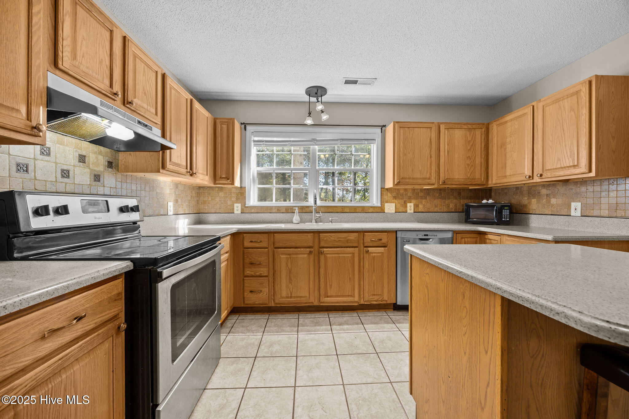 100541595 | Photo 23