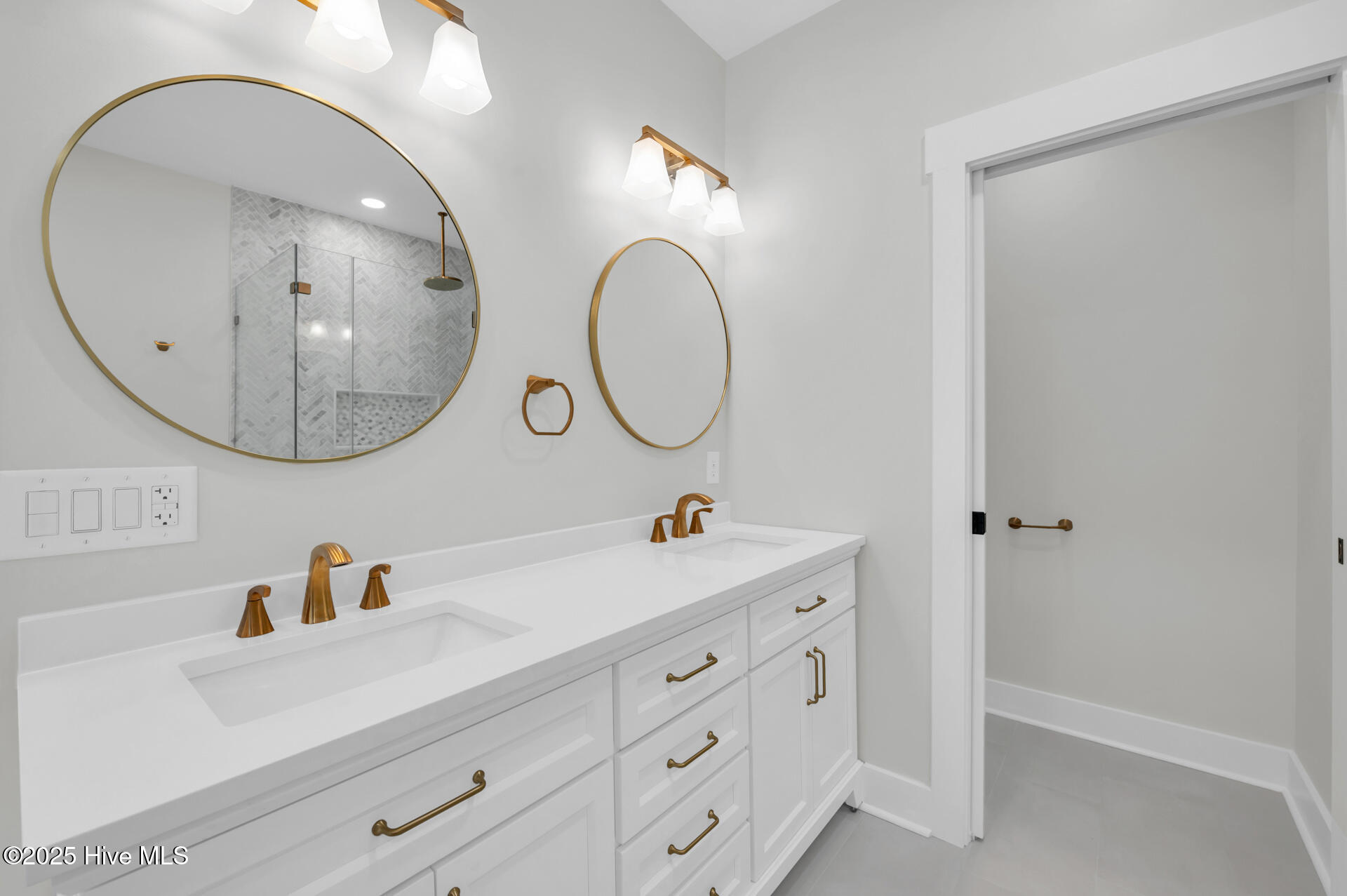 100540114 | Photo 27