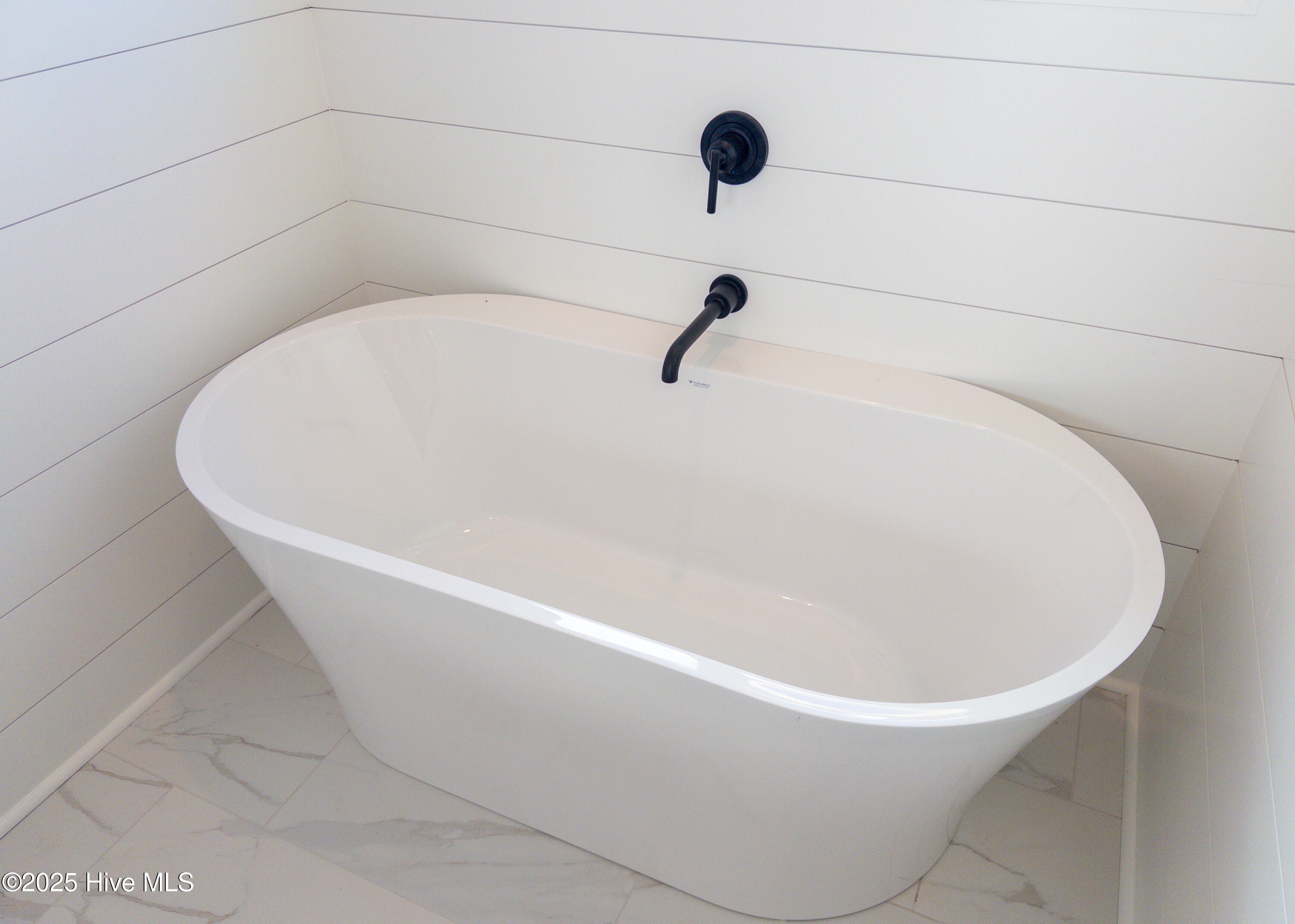 100537185 | Photo 23