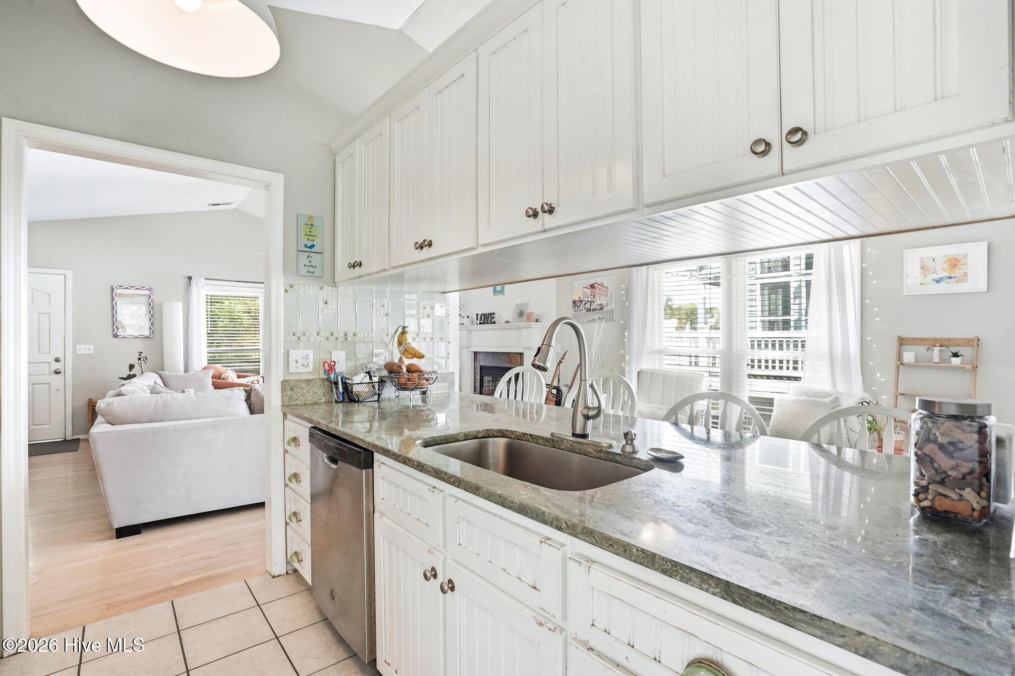 100566734 | Photo 15