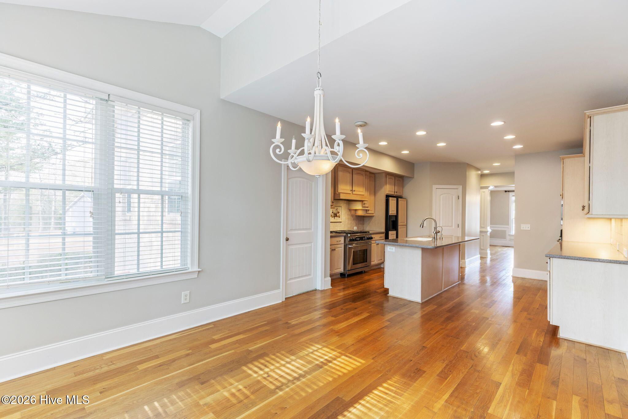 100553307 | Photo 28