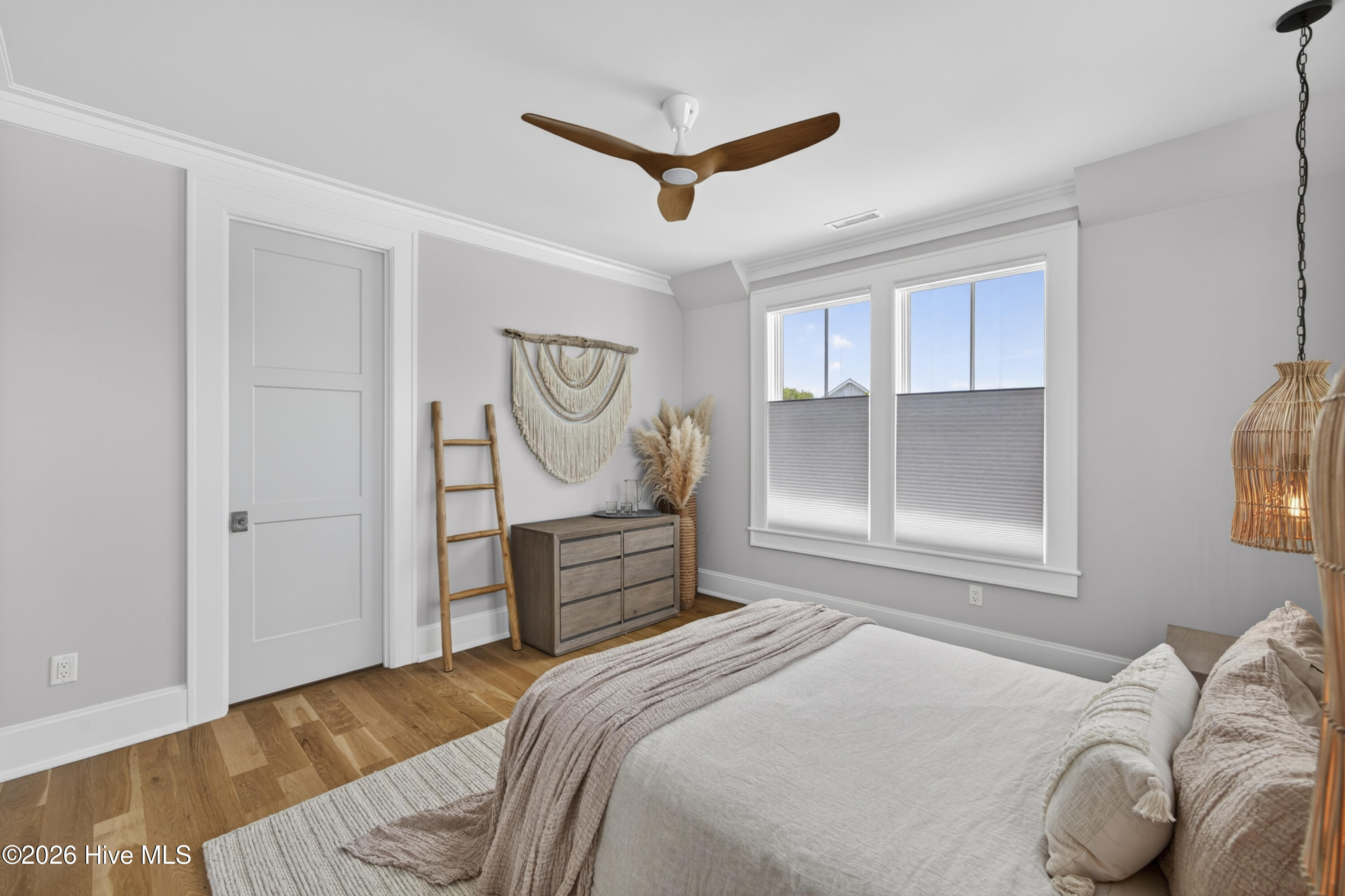 100566186 | Photo 48