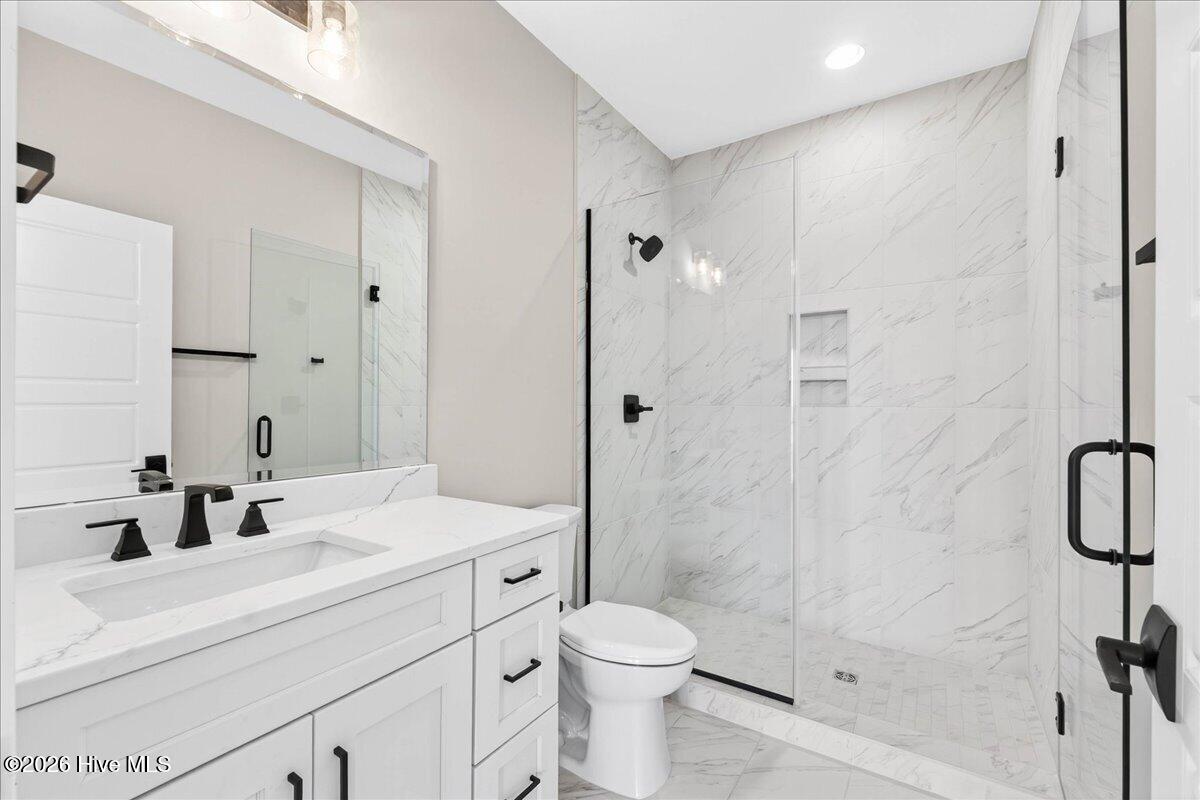 100562322 | Photo 18