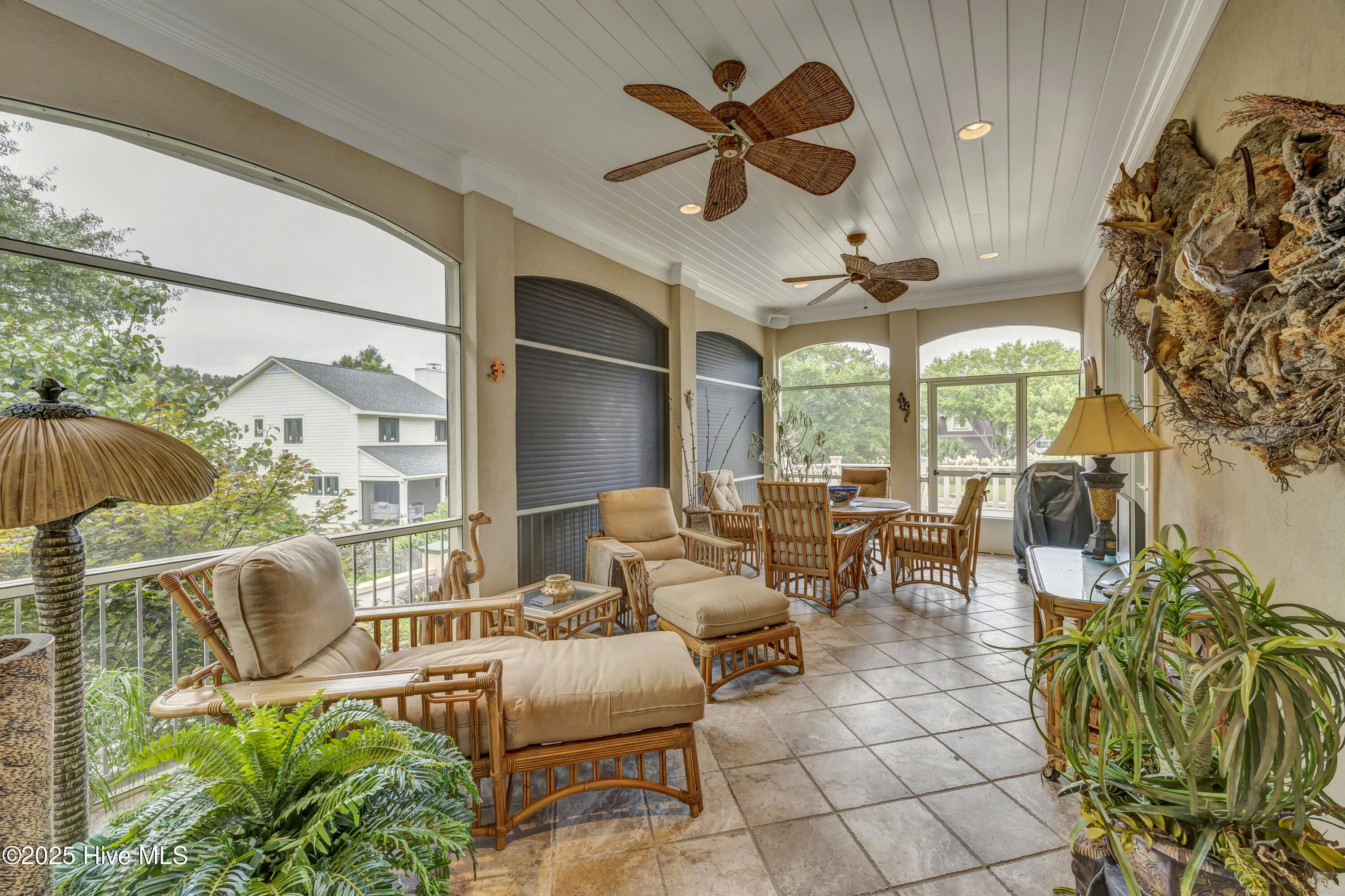 100530989 | Photo 21