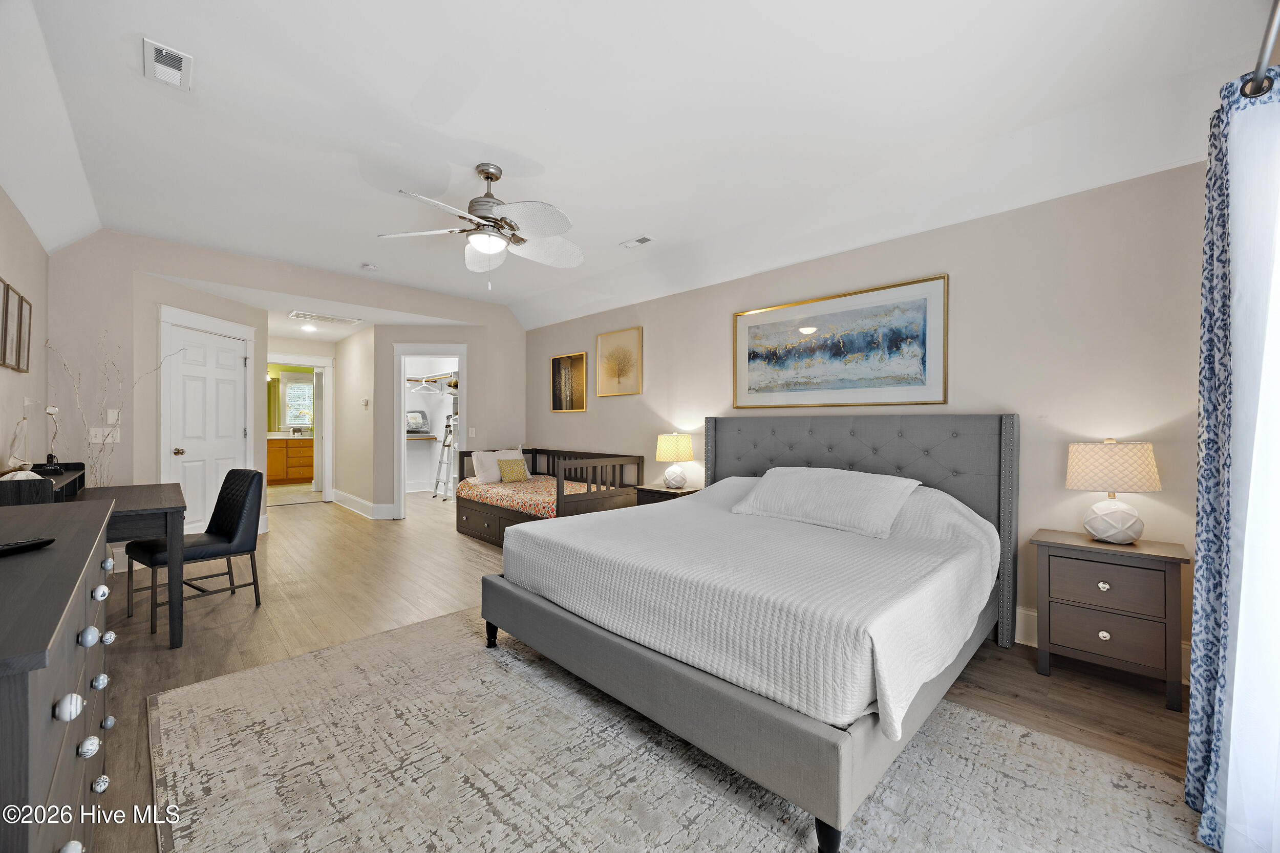 100555680 | Photo 38