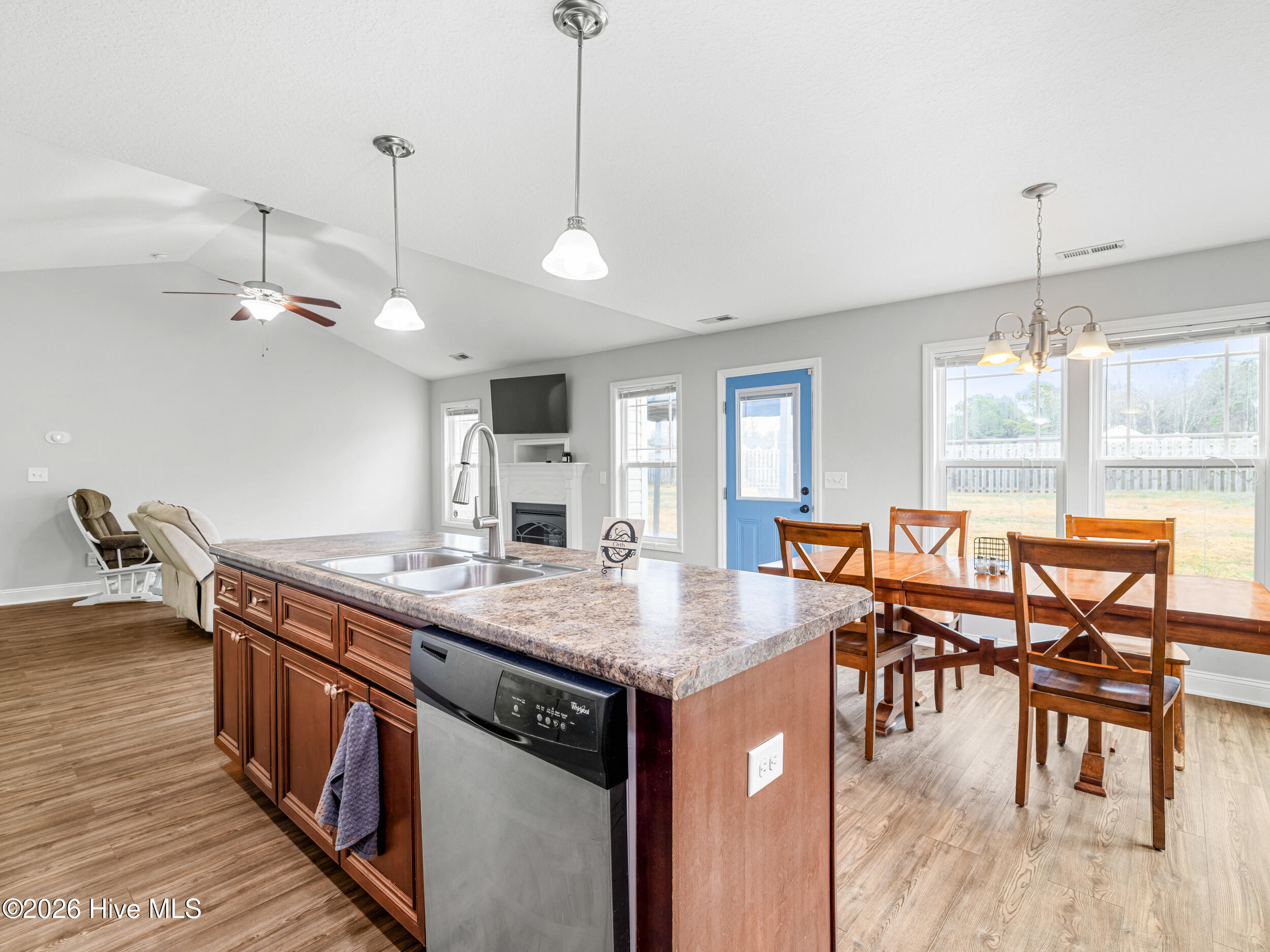 100548593 | Photo 19