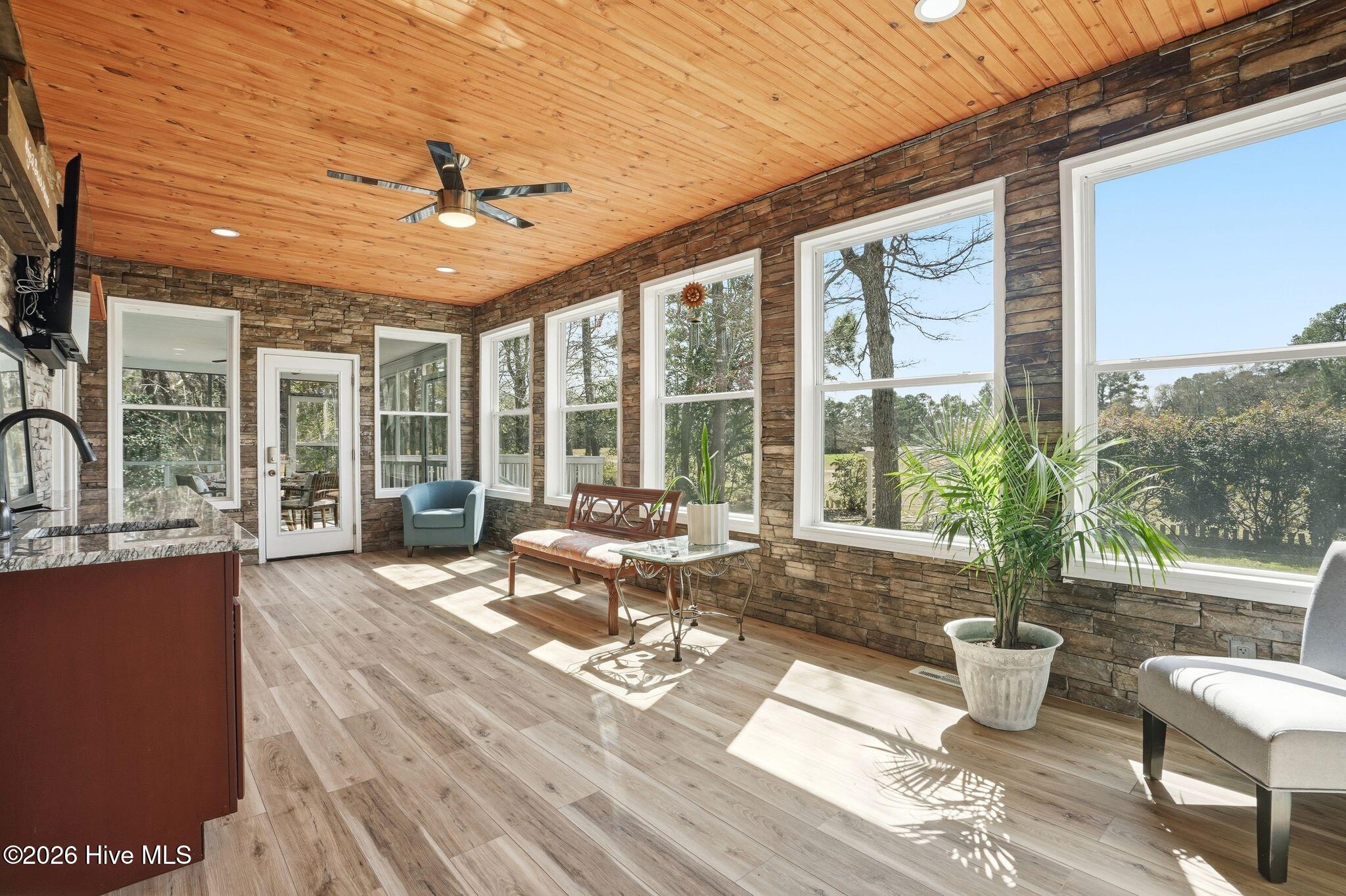 100560935 | Photo 71