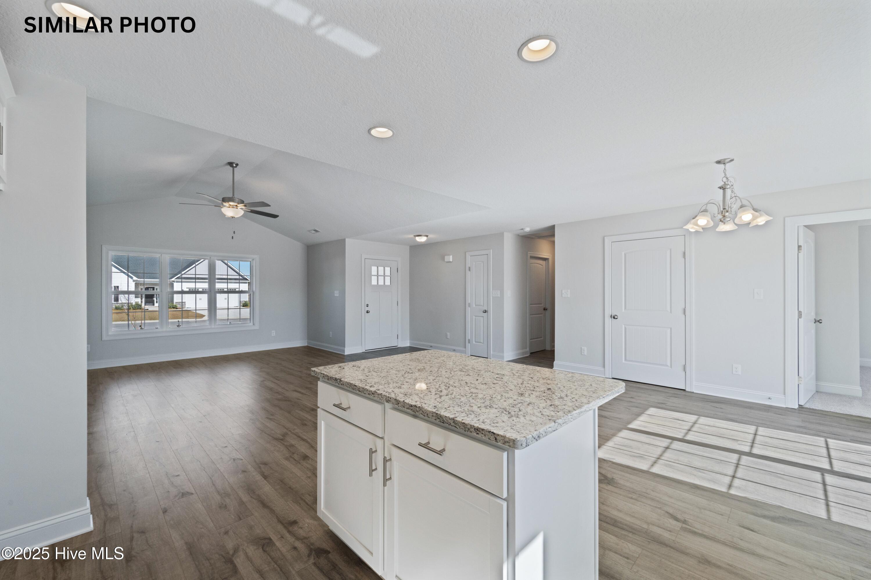 100530665 | Photo 14