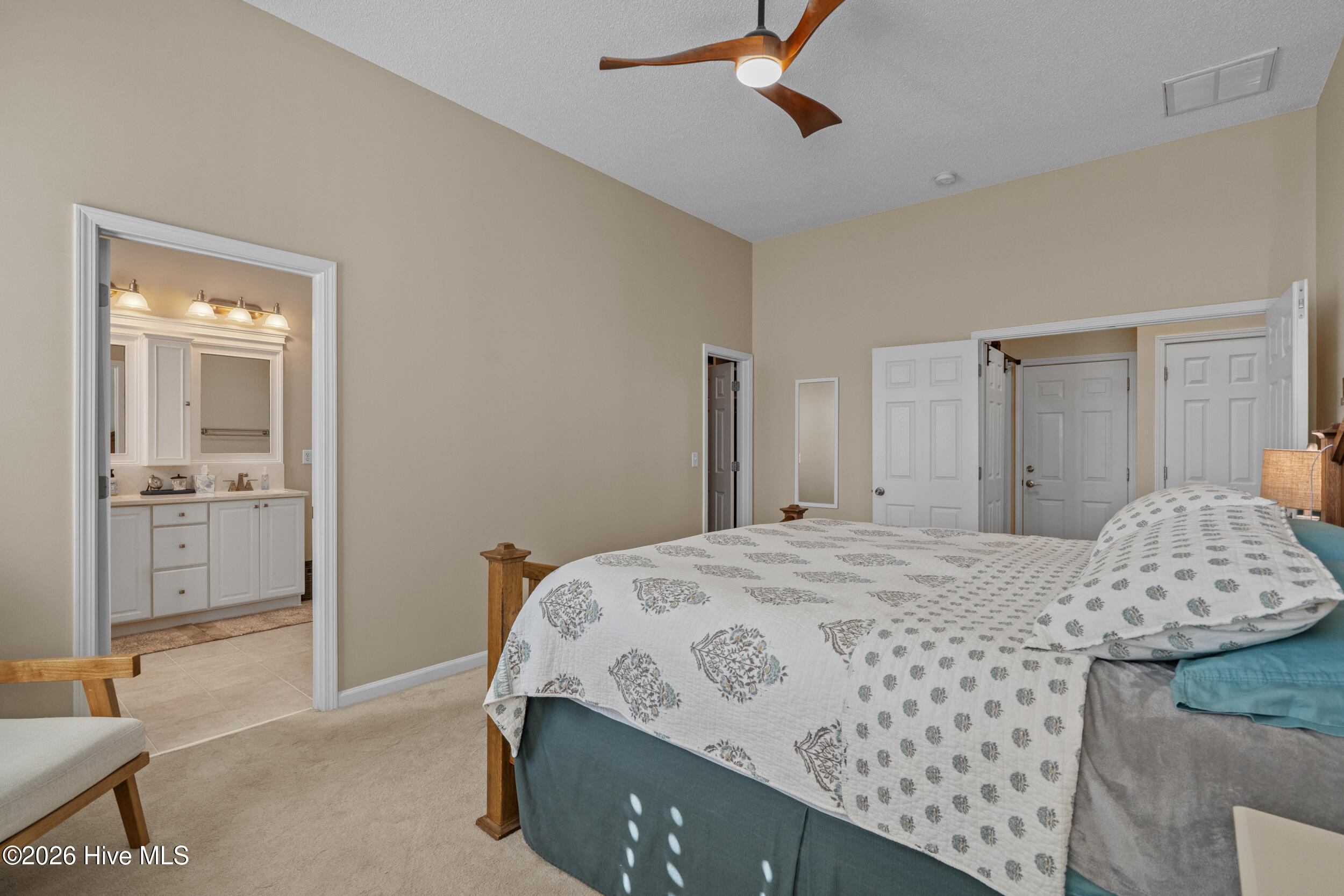 100562185 | Photo 16