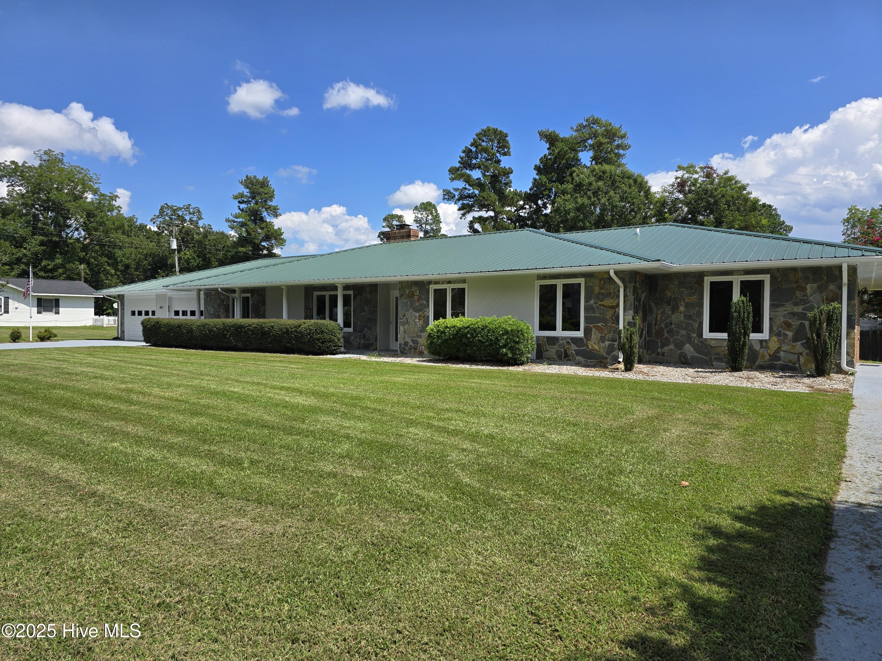 Homes for sale in Lake Waccamaw, NC | 401 Flemington Dr, Lake Waccamaw, NC 28450 | MLS# 100527387