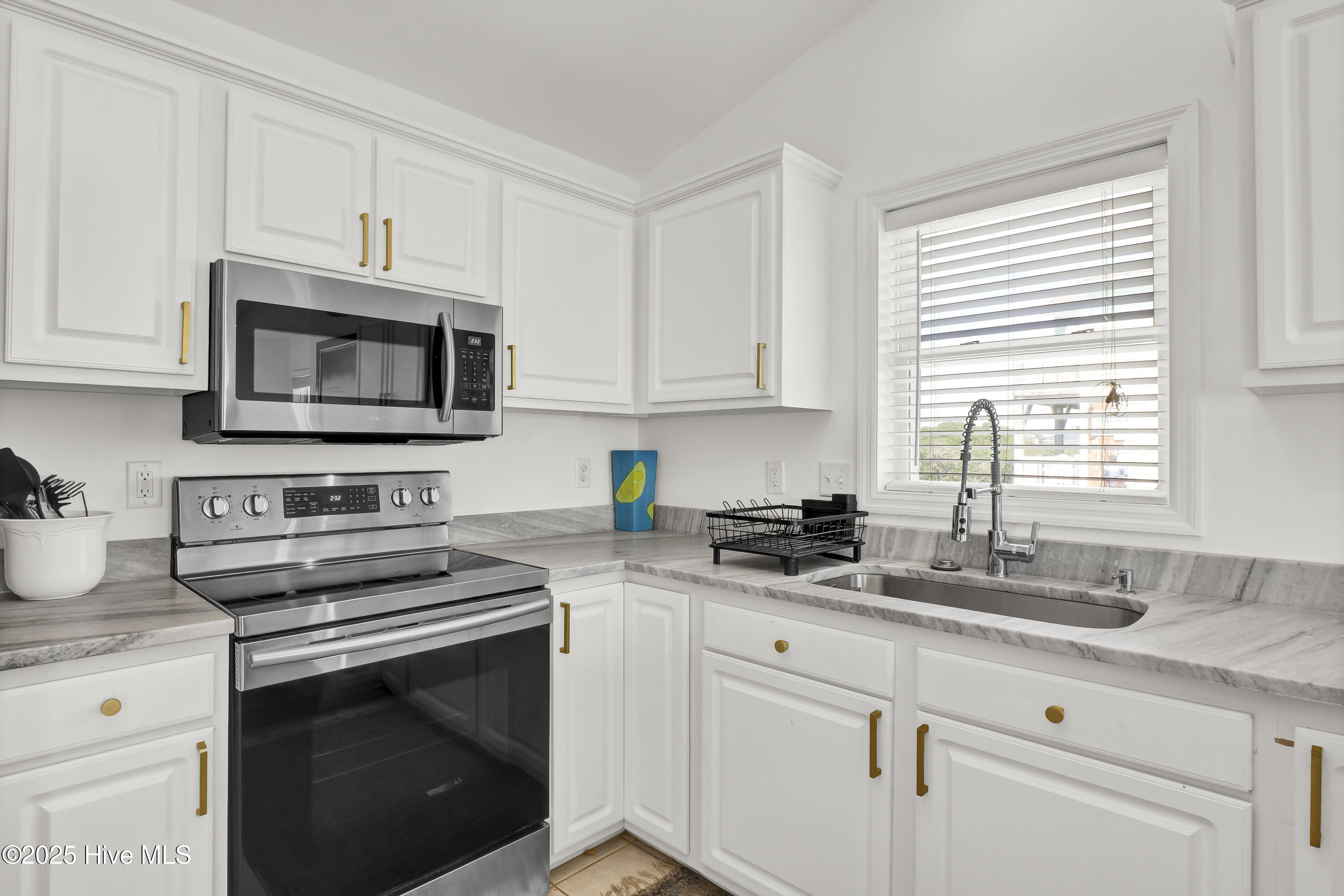 100521300 | Photo 33