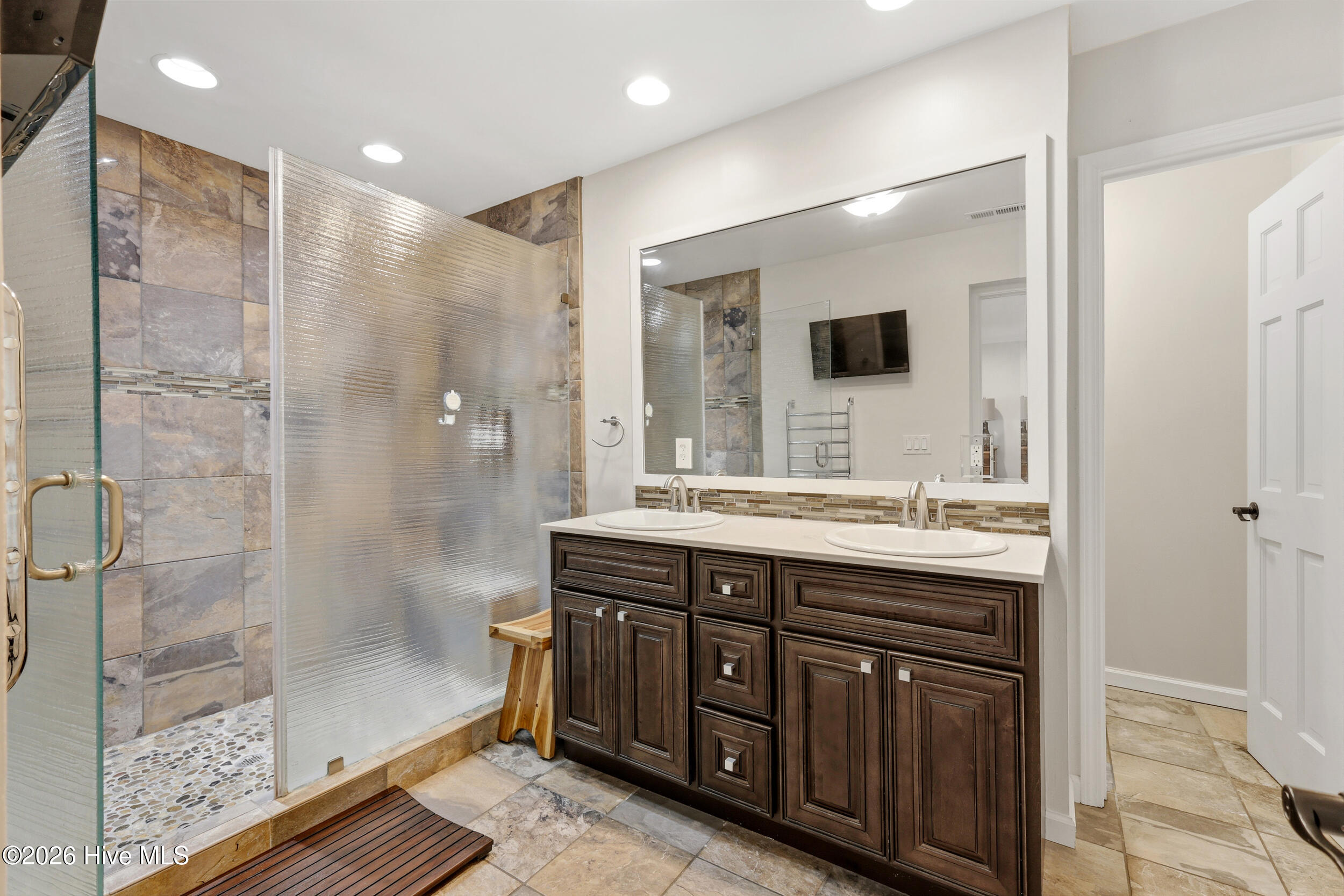 100569323 | Photo 19