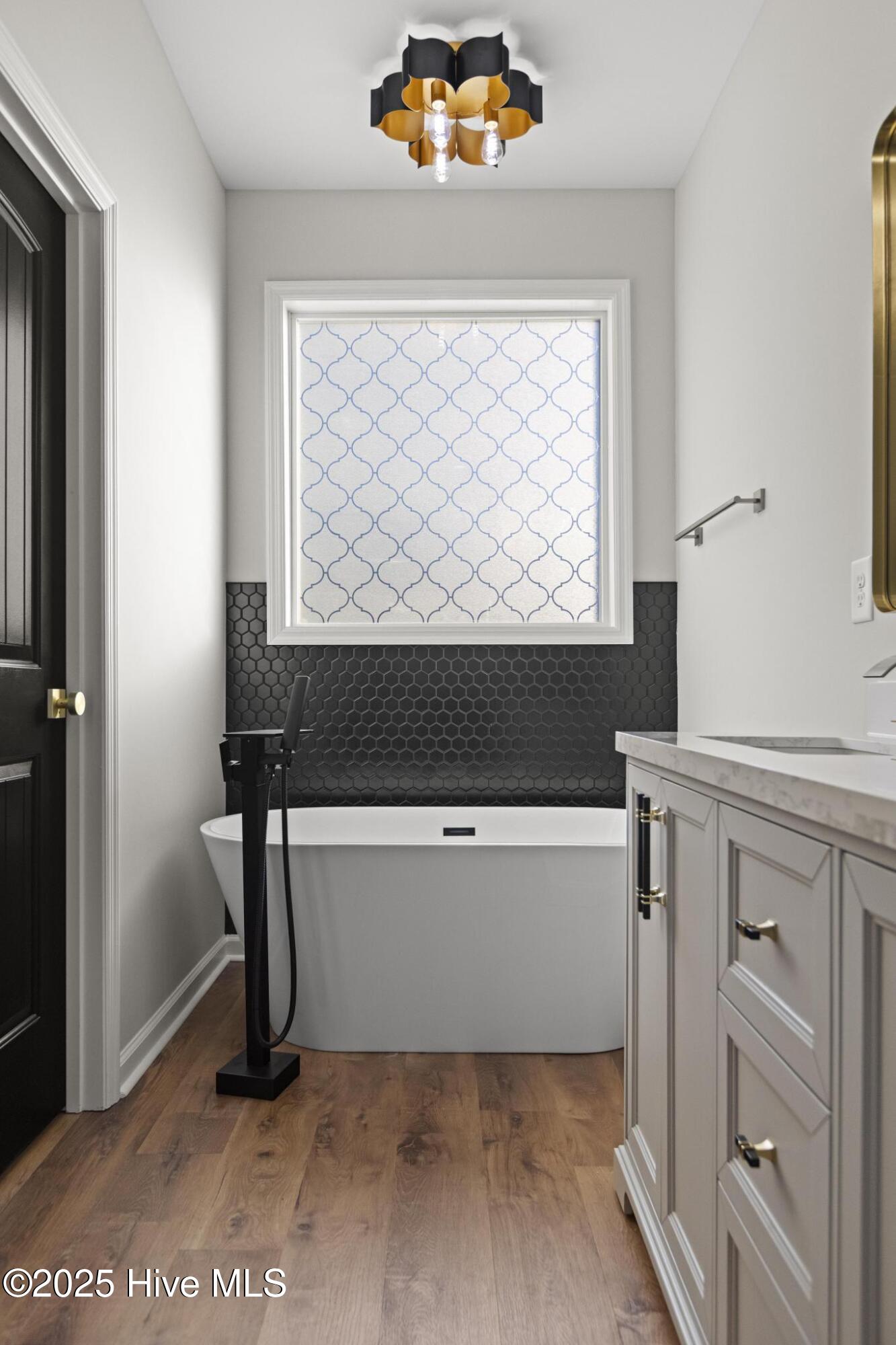 100557317 | Photo 25