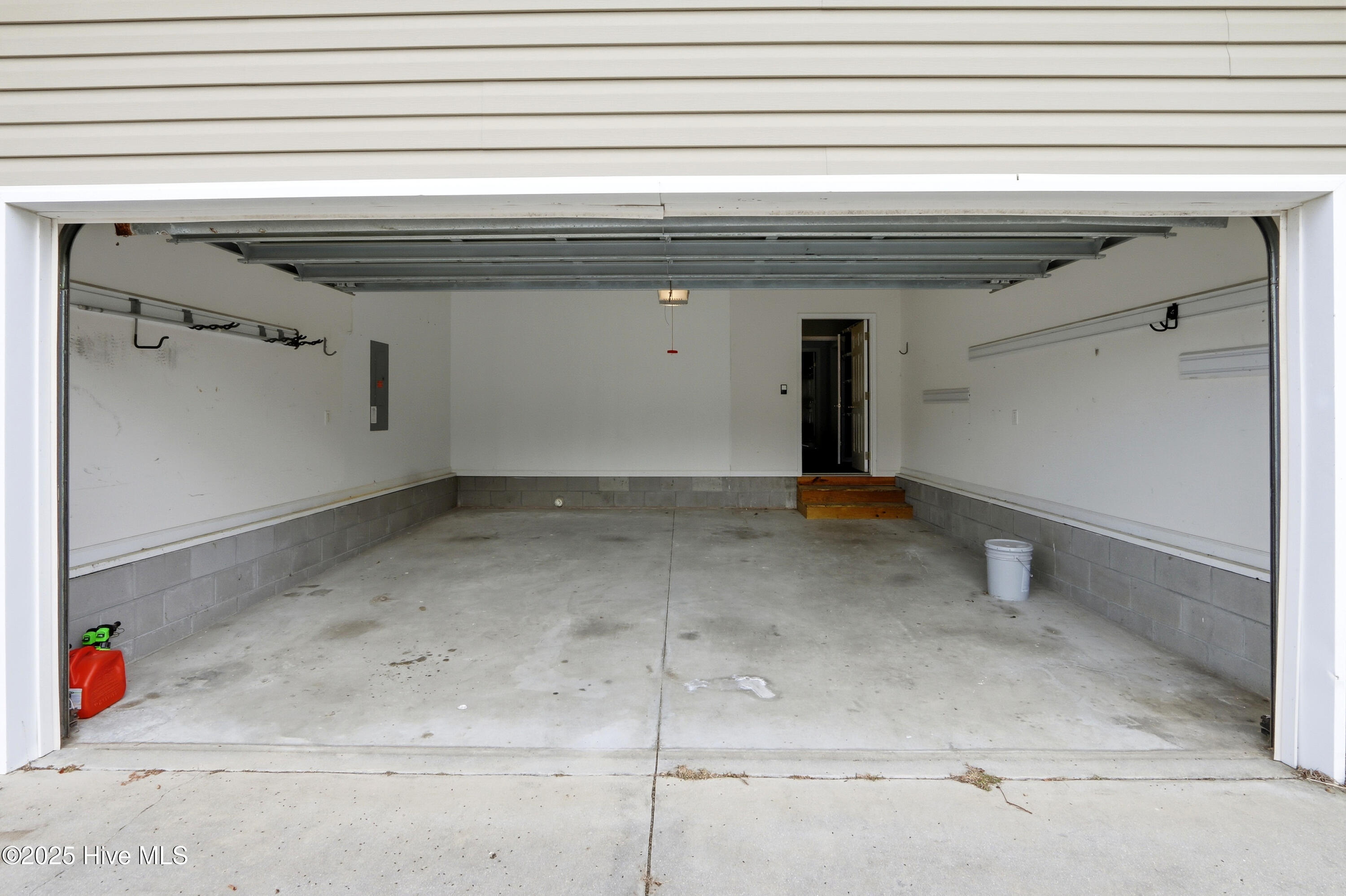 100531186 | Photo 46