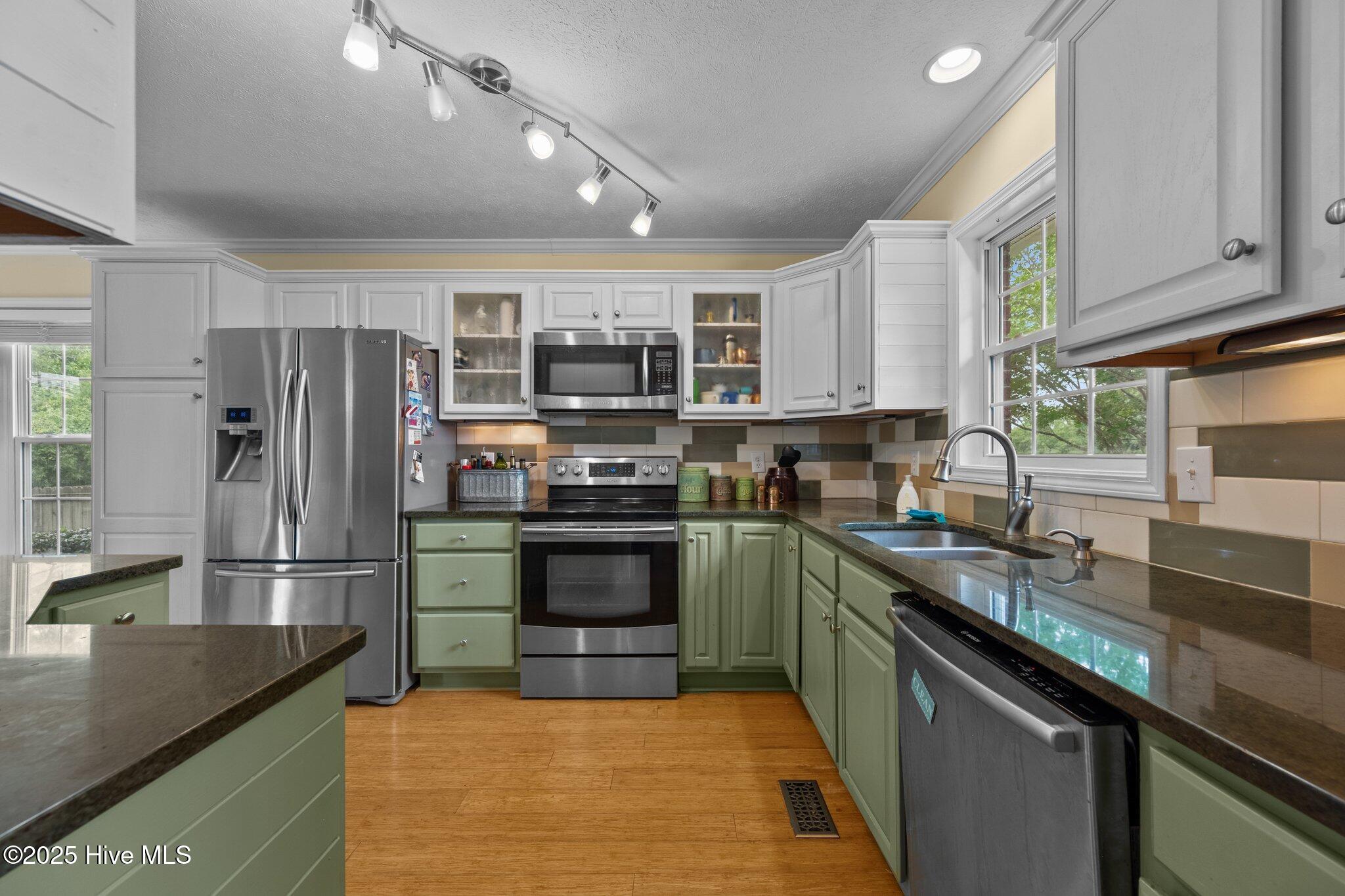 100548060 | Photo 13