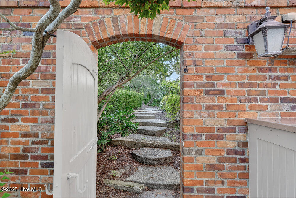 100544850 | Photo 11