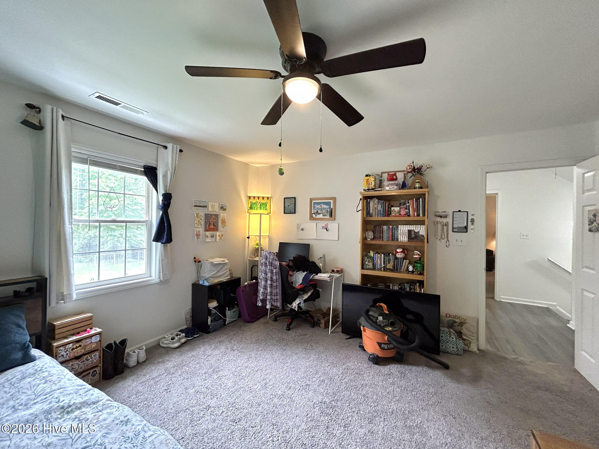 100570244 | Photo 35