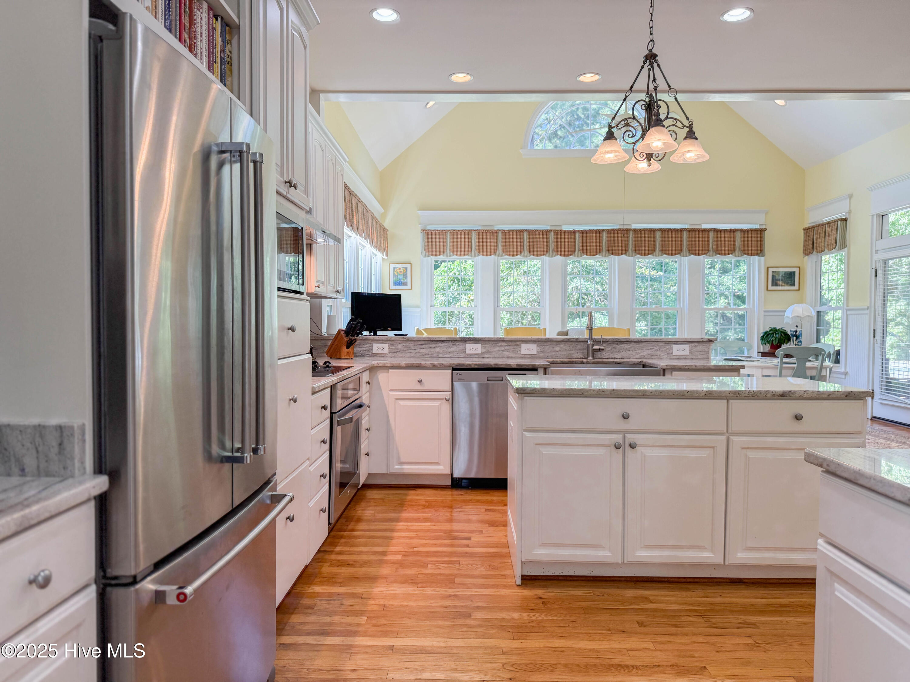 100561292 | Photo 28