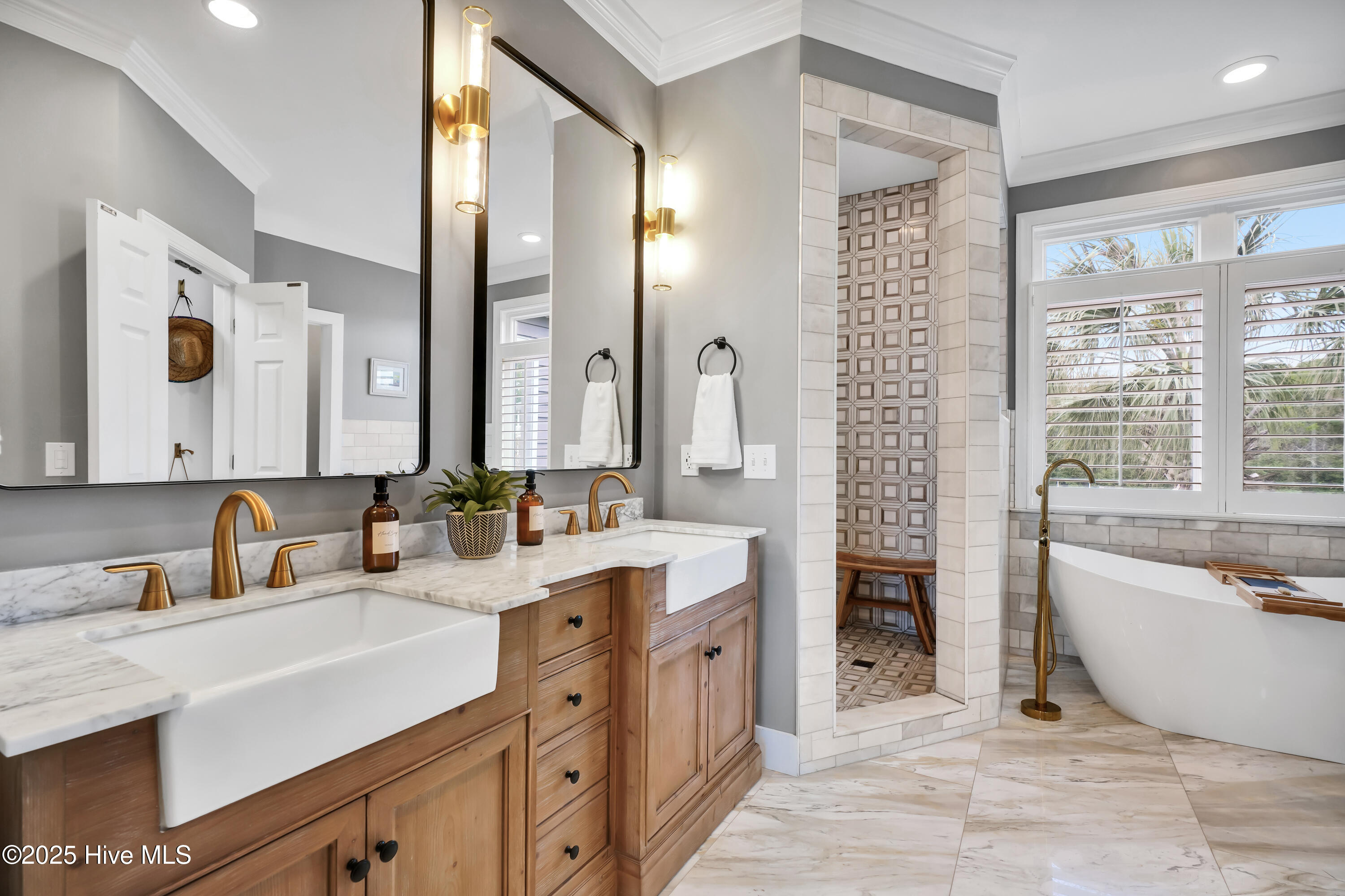 100557608 | Photo 13