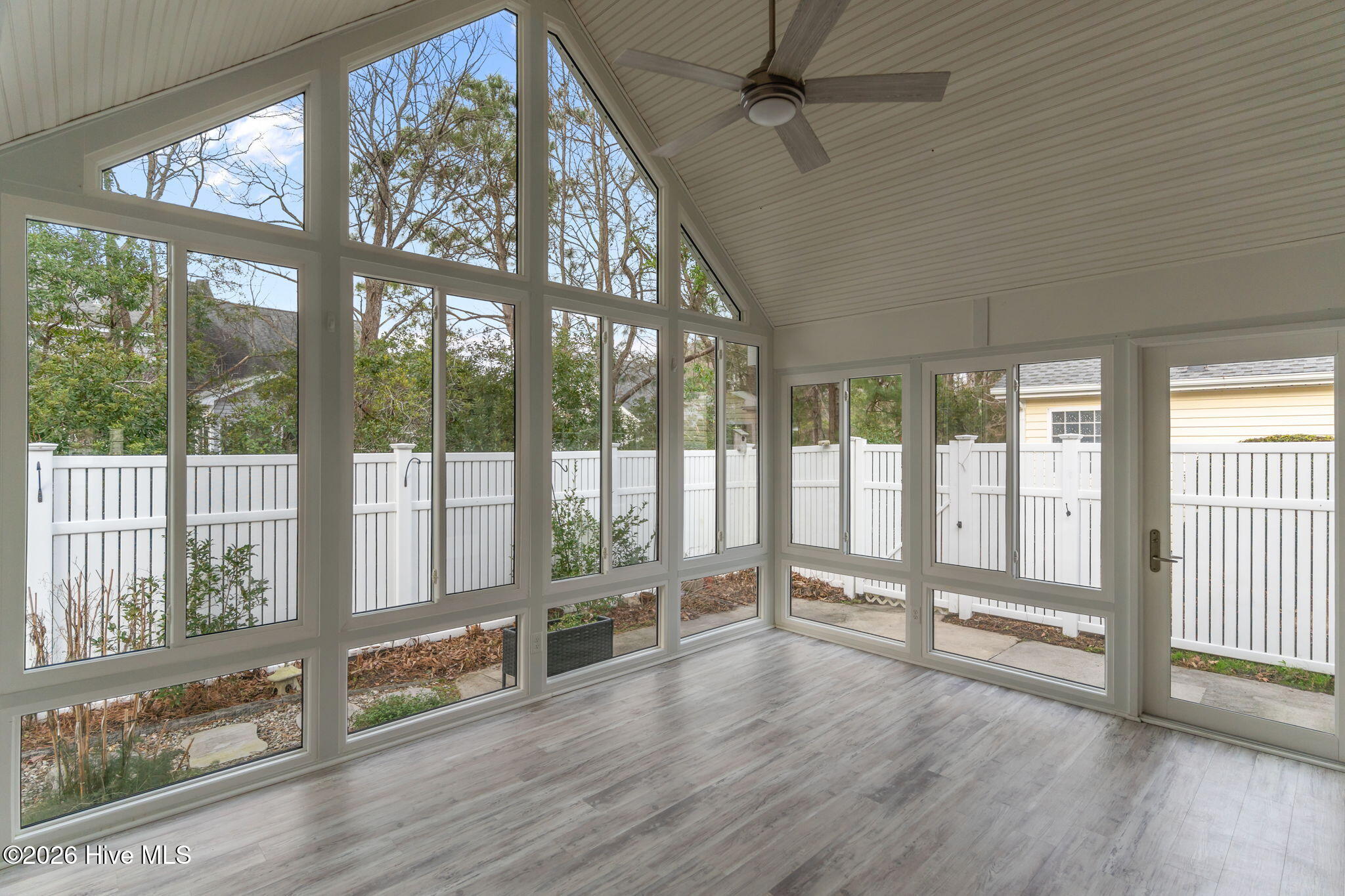 100549598 | Photo 36