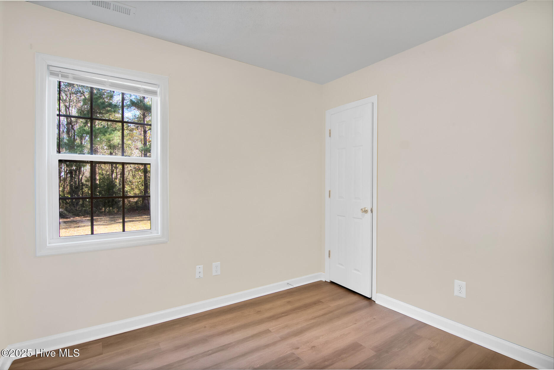 100545969 | Photo 11