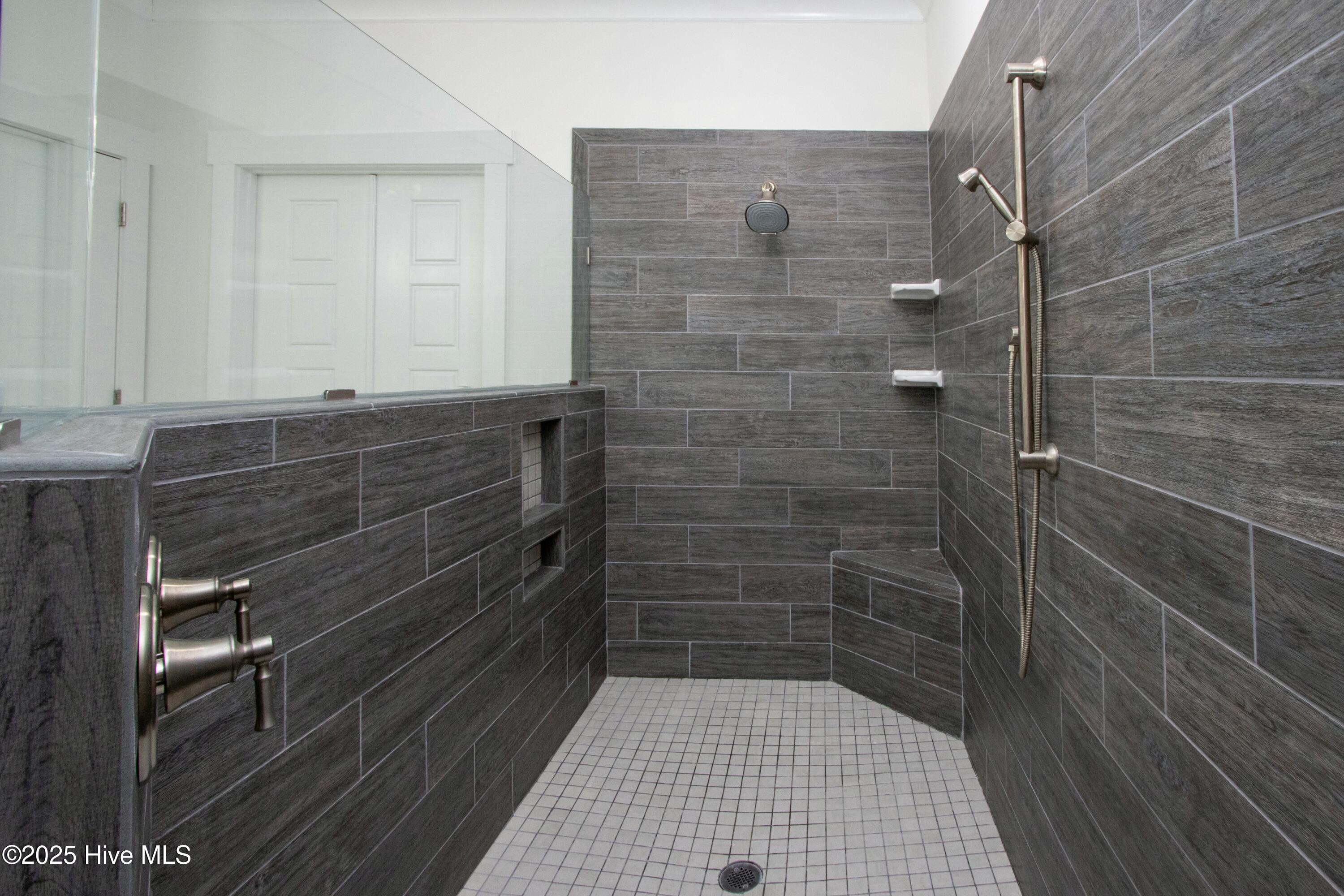 100489115 | Photo 15