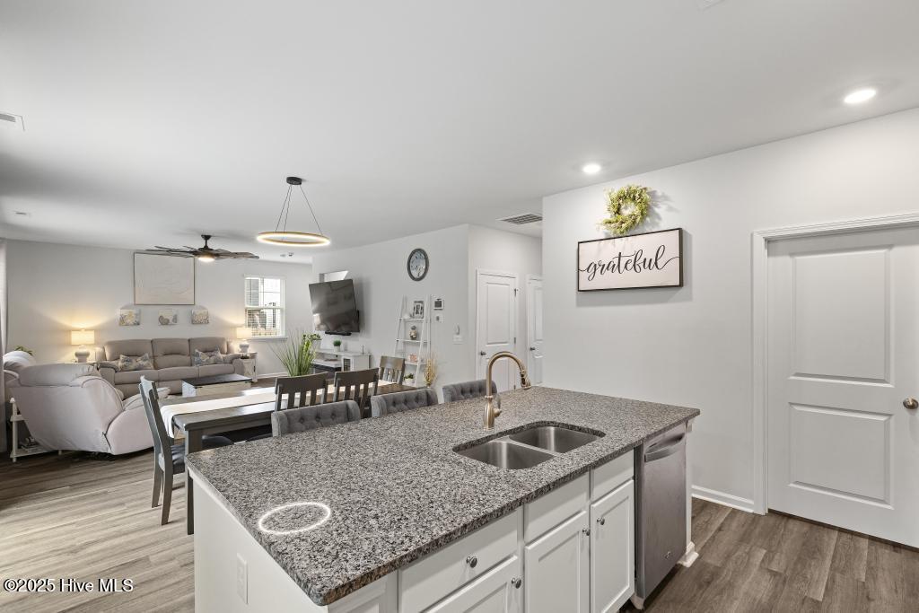 100536703 | Photo 17