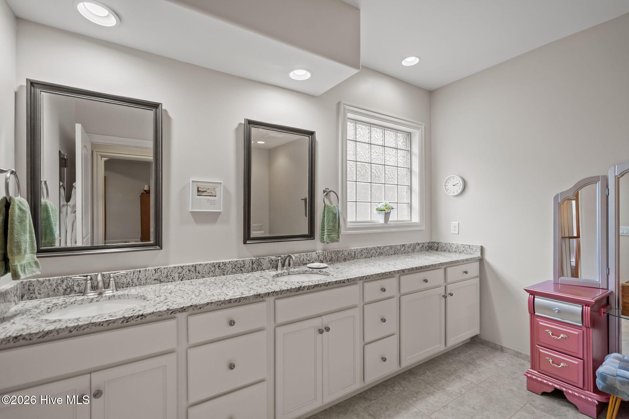 100565416 | Photo 41