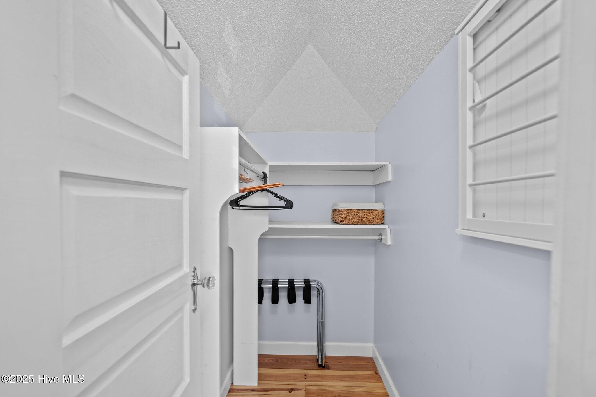 100532110 | Photo 34