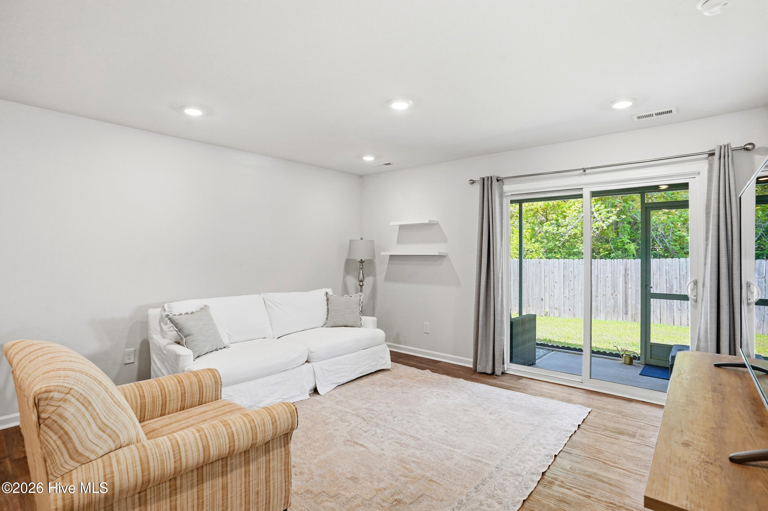 100566288 | Photo 11