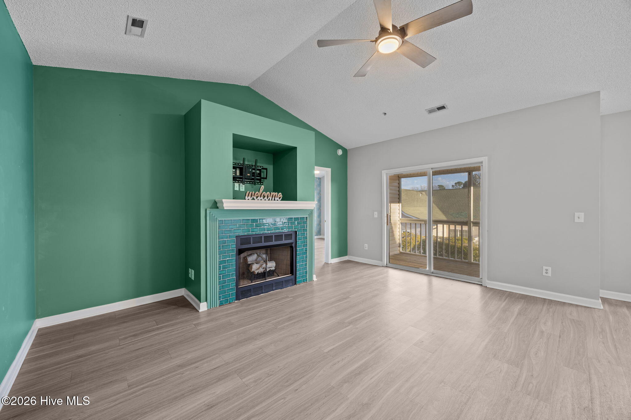 100550940 | Photo 11