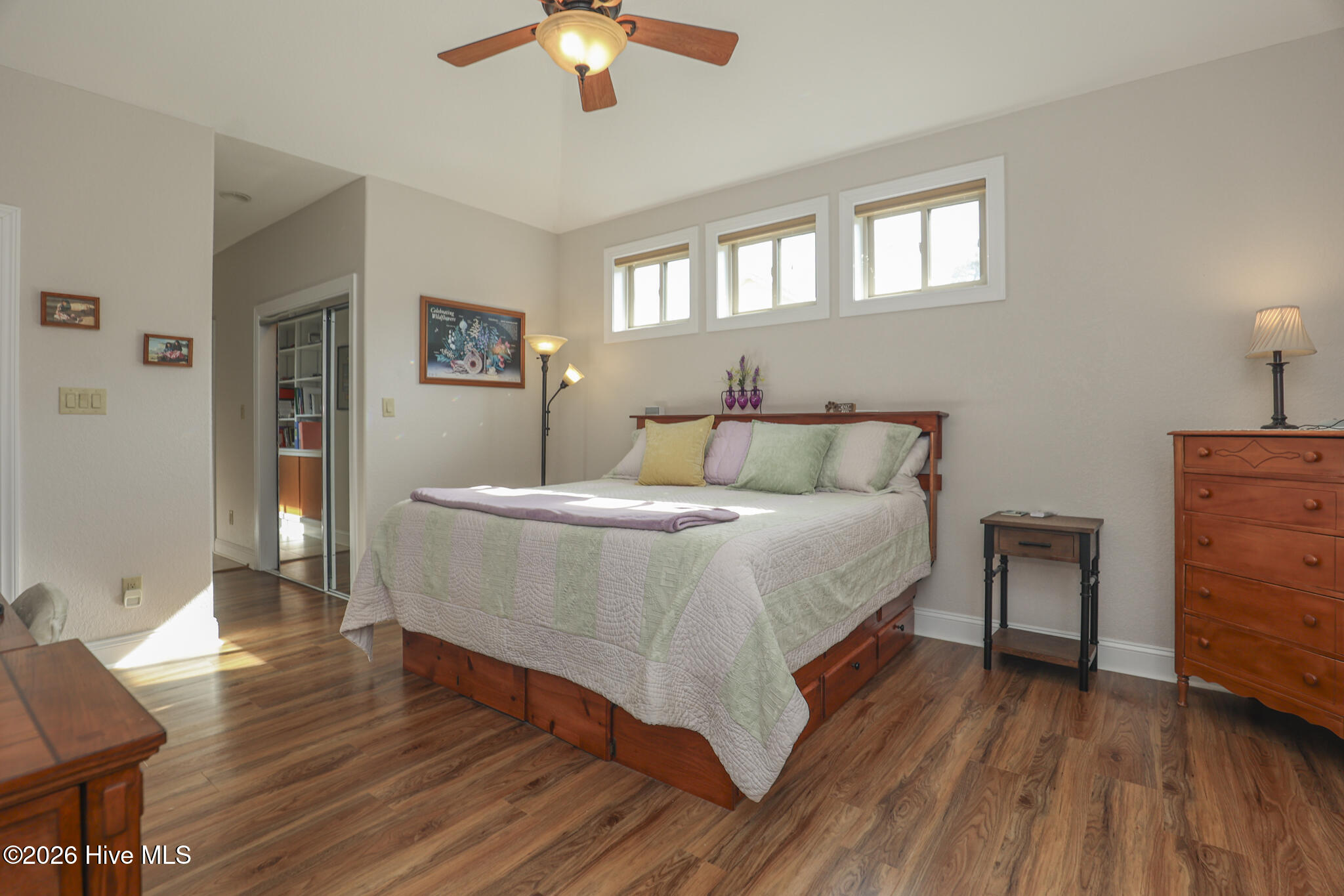 100564942 | Photo 90