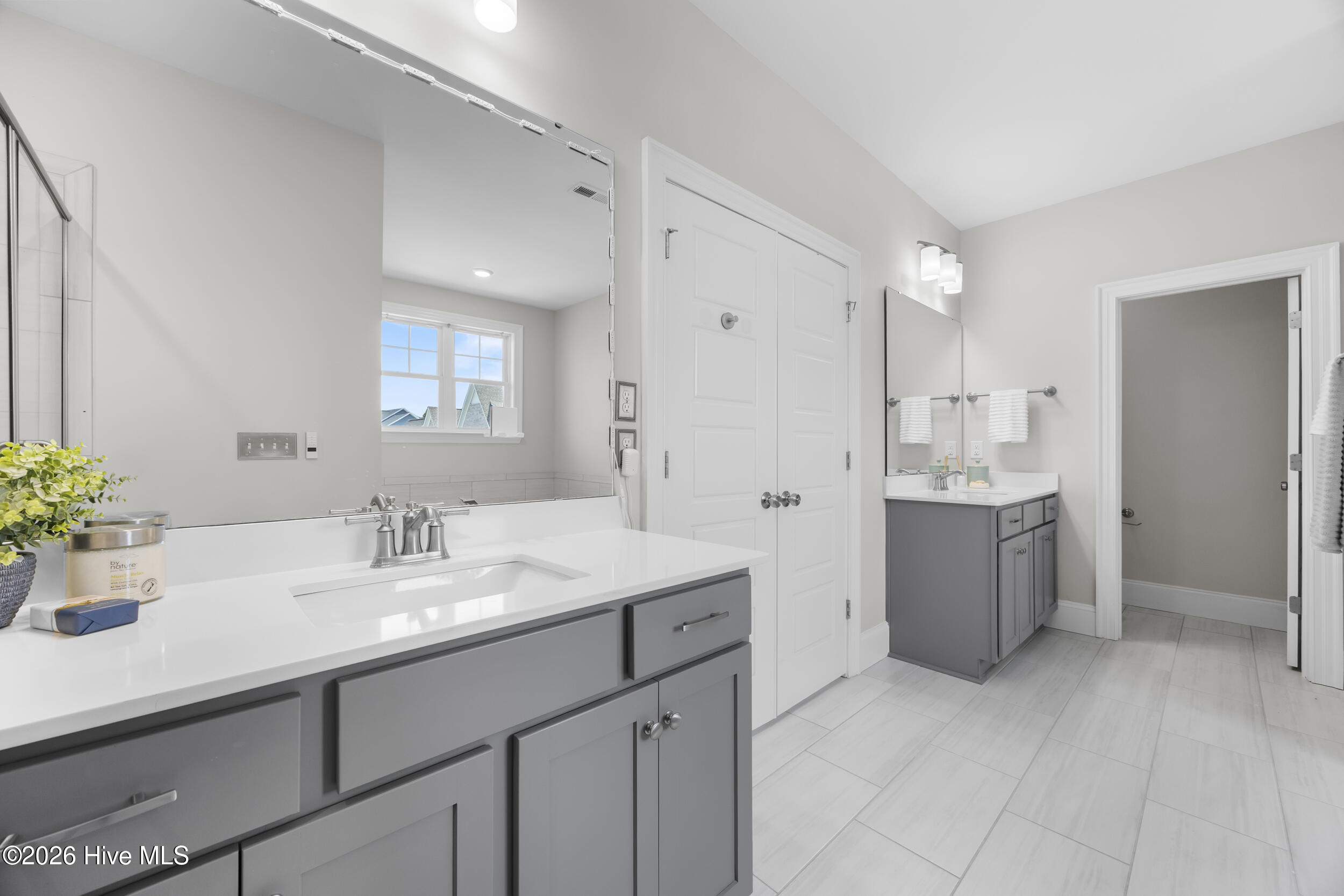 100567603 | Photo 32