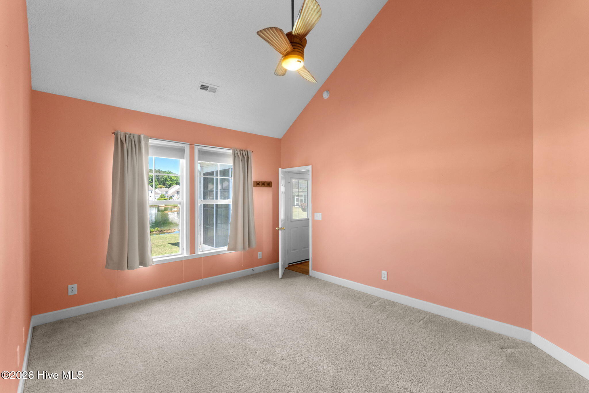 100570340 | Photo 35