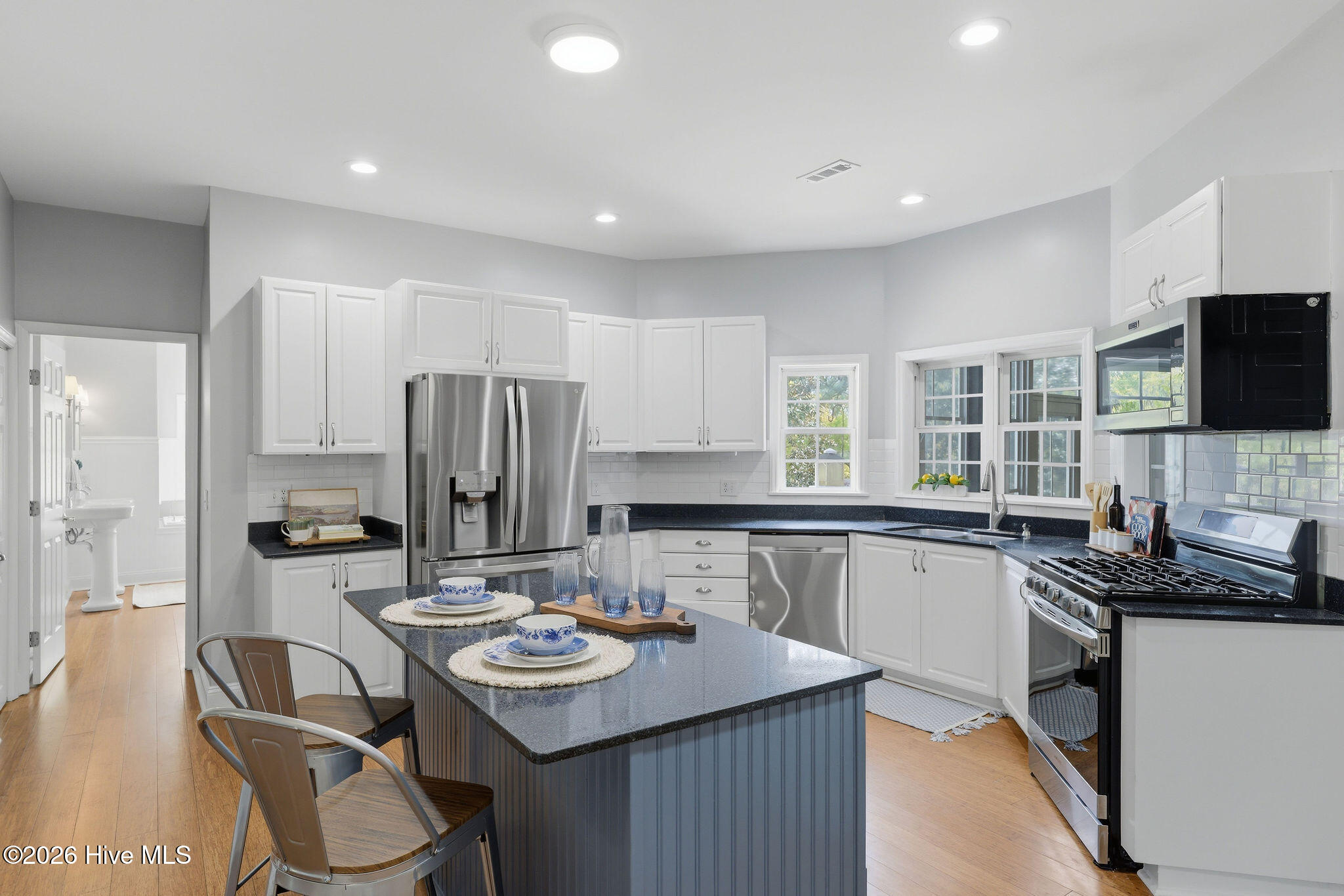 100565537 | Photo 38