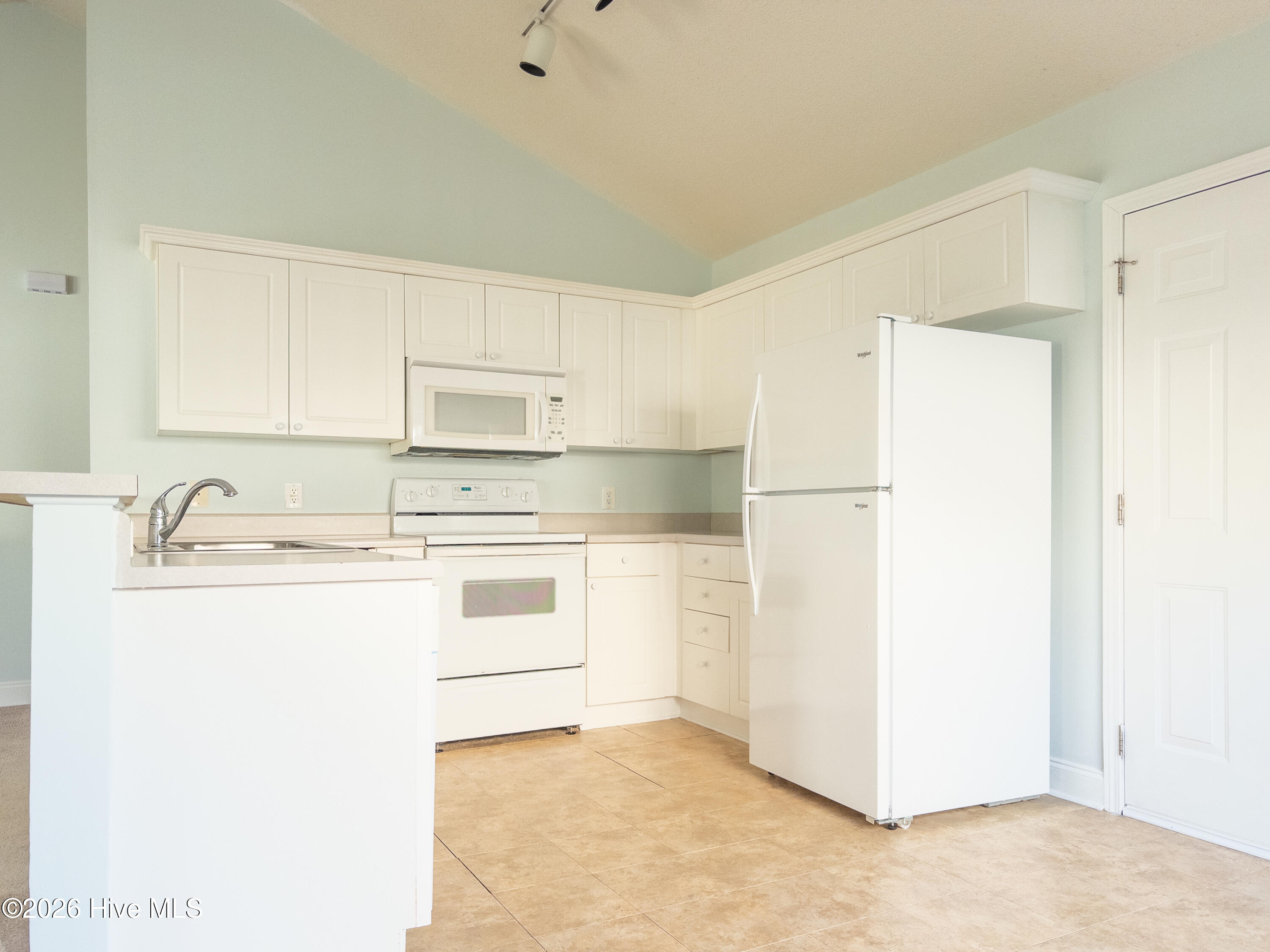 100558413 | Photo 14