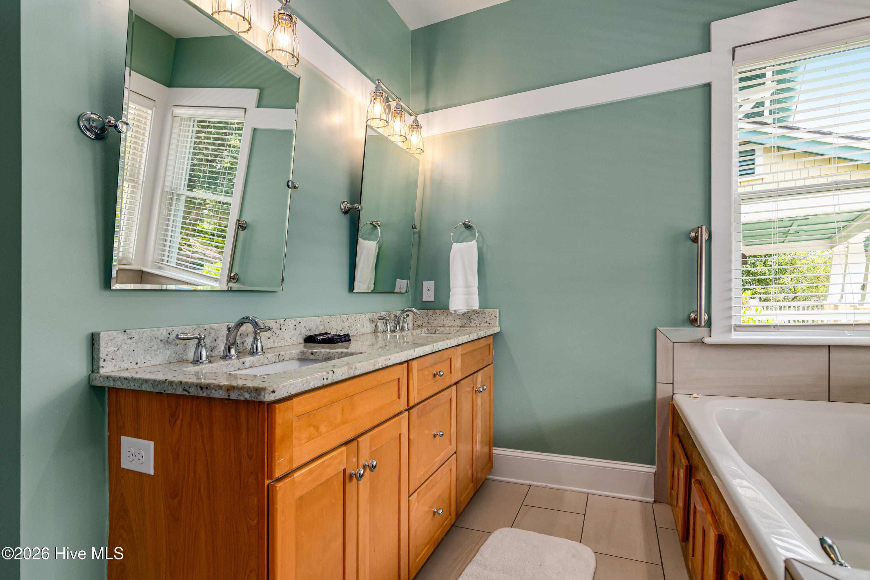 100565822 | Photo 28