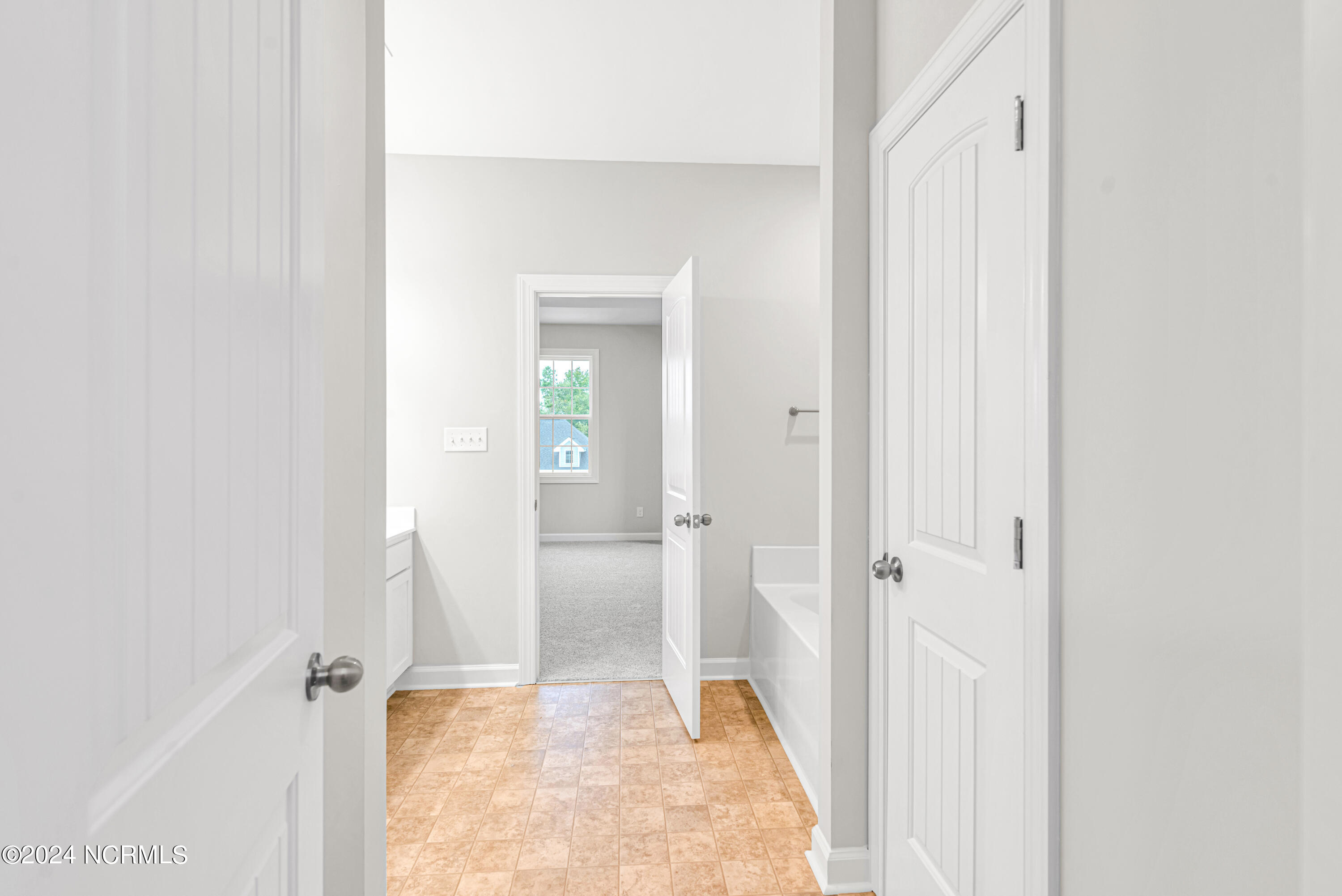 100563428 | Photo 34