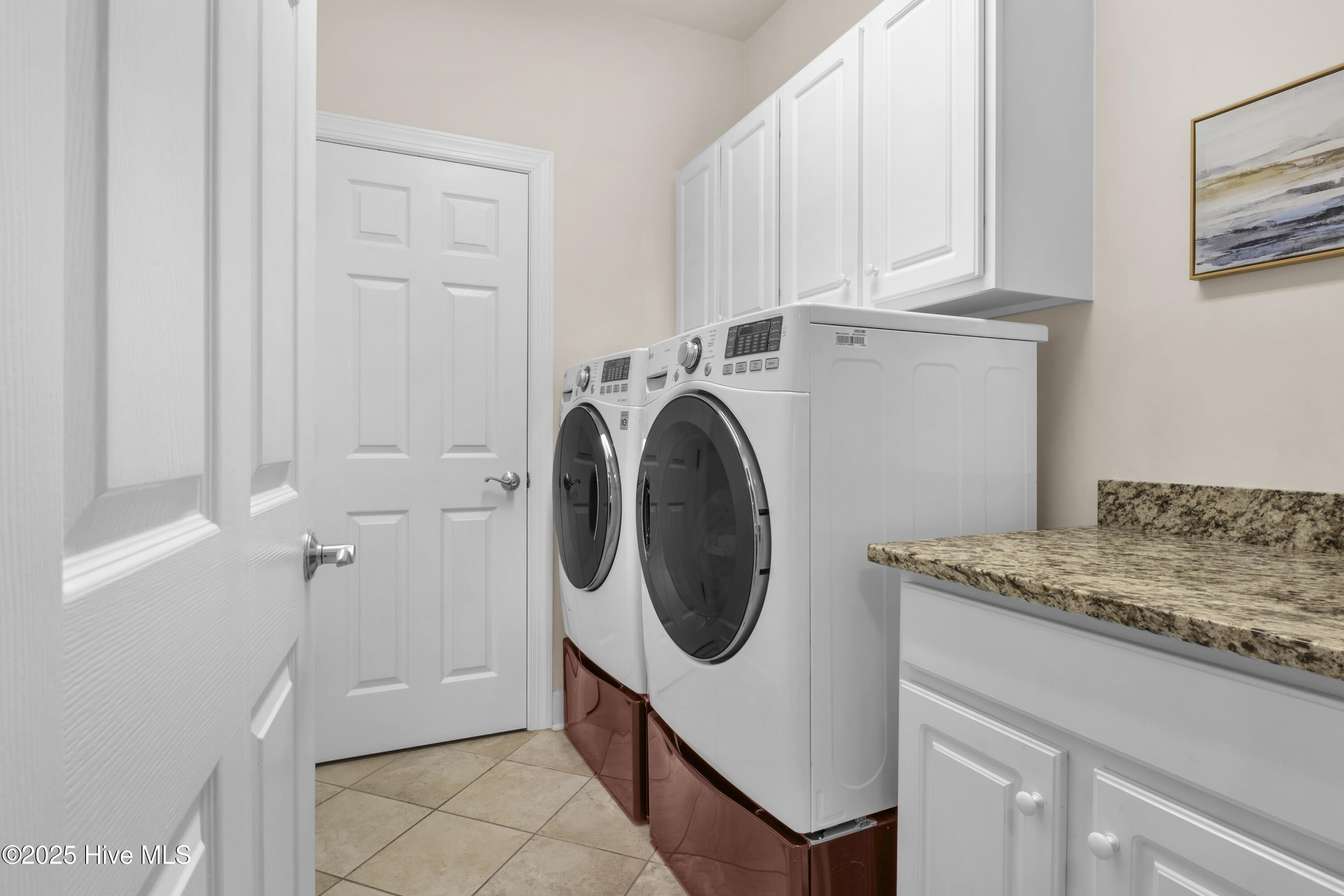 100541571 | Photo 23