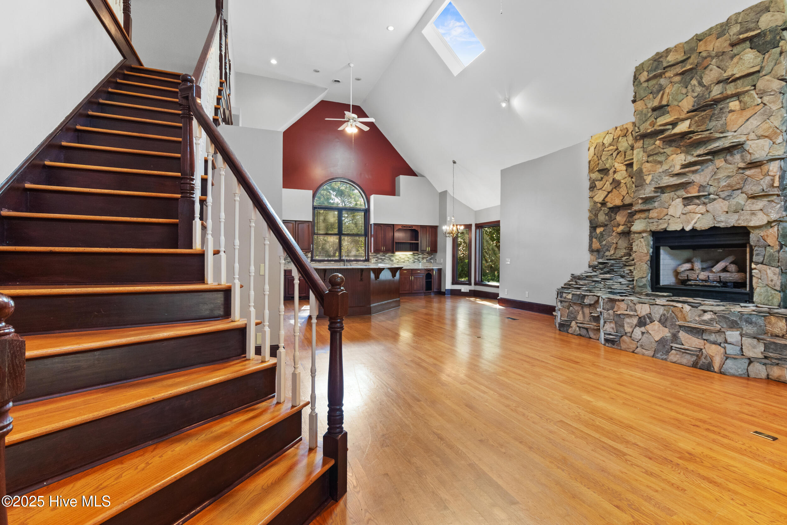 100531940 | Photo 36