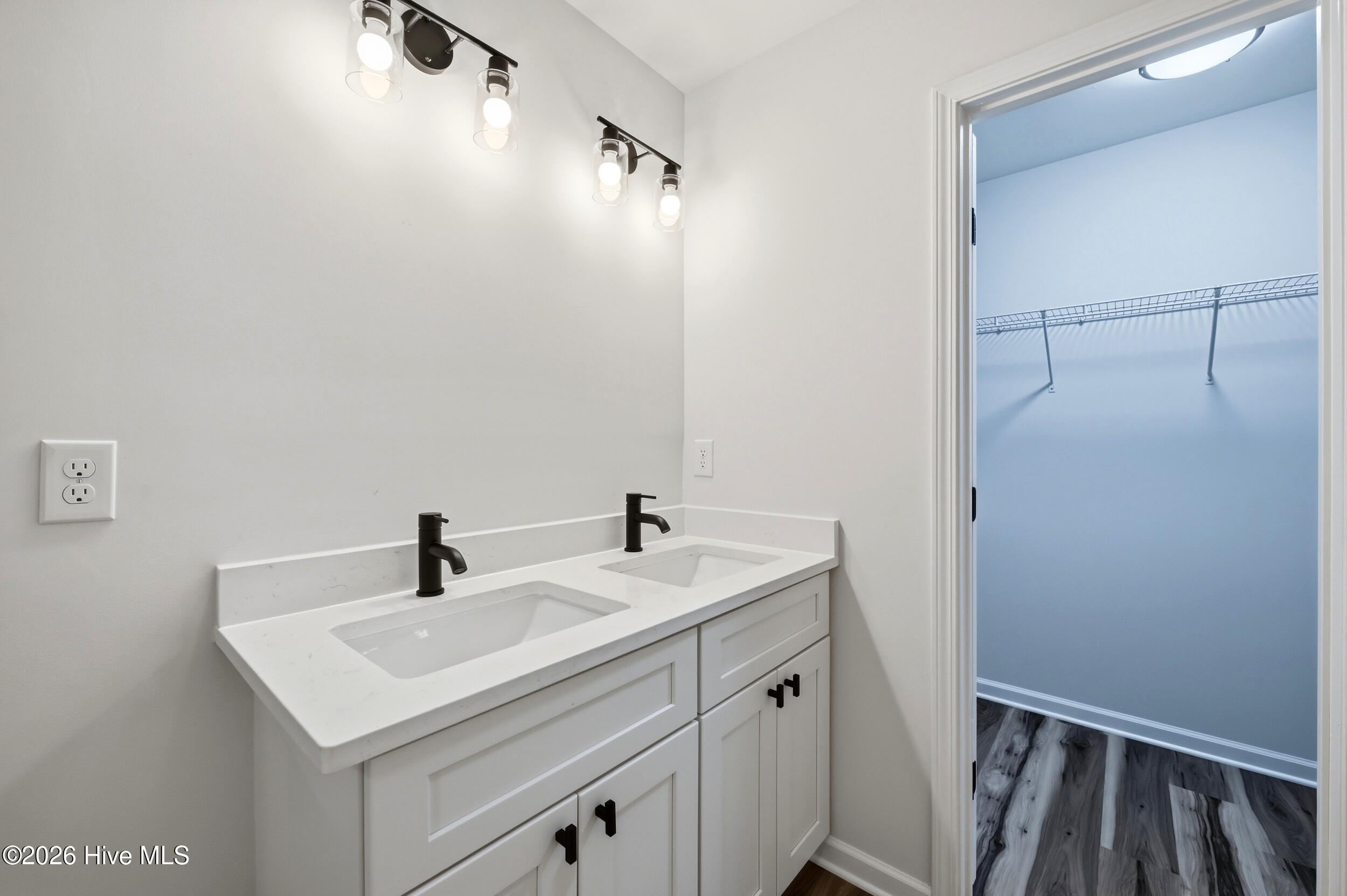 100567216 | Photo 22