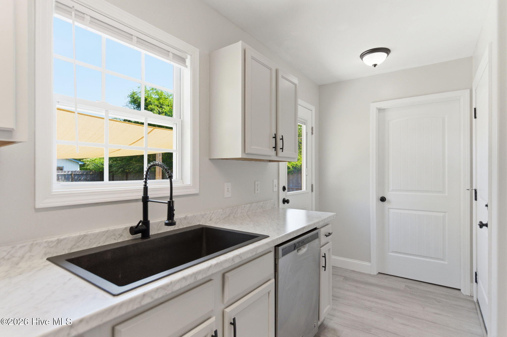 100570118 | Photo 14