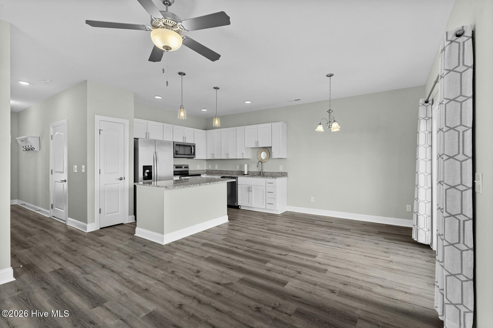 100560186 | Photo 10