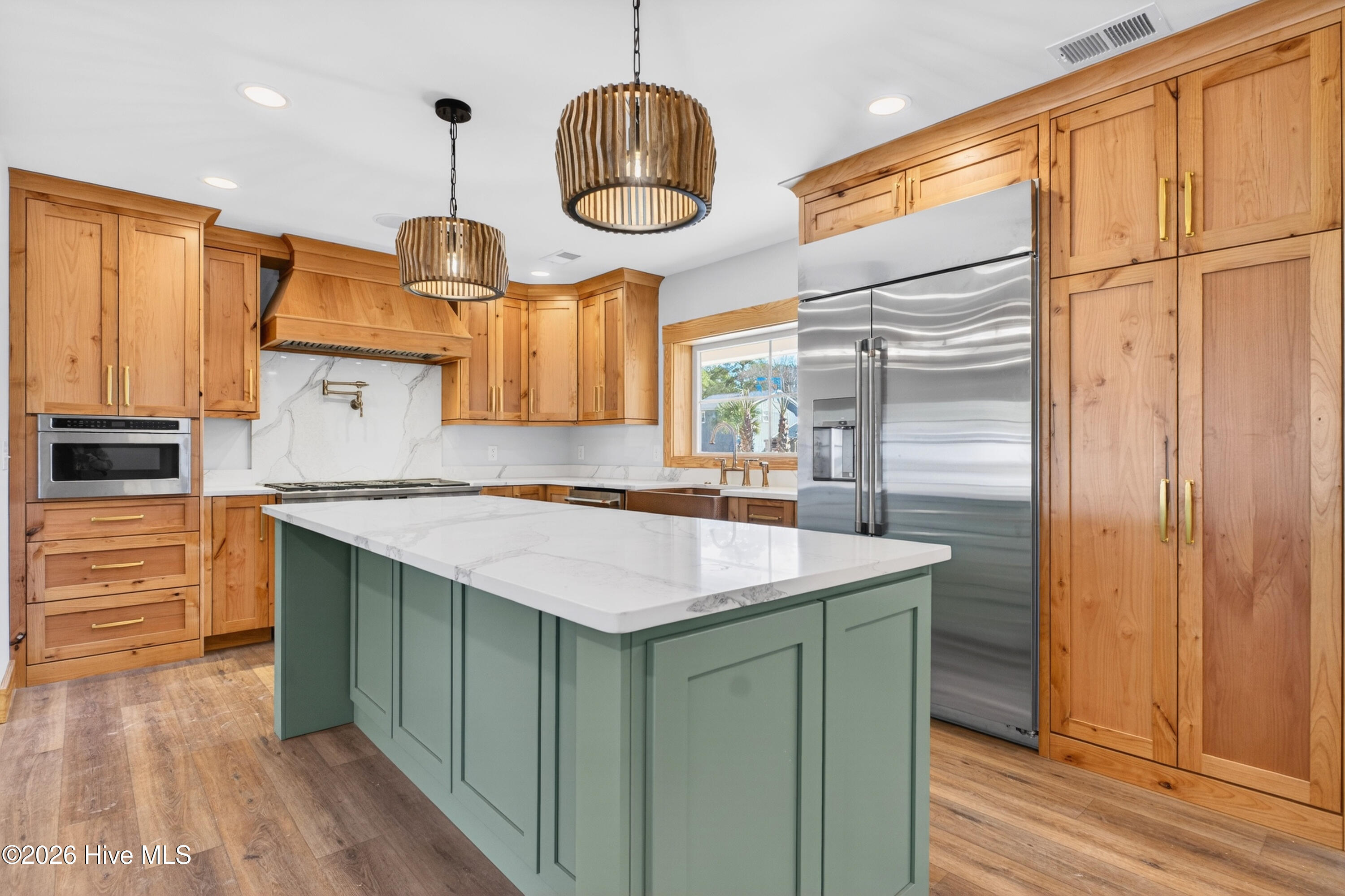 100552365 | Photo 12