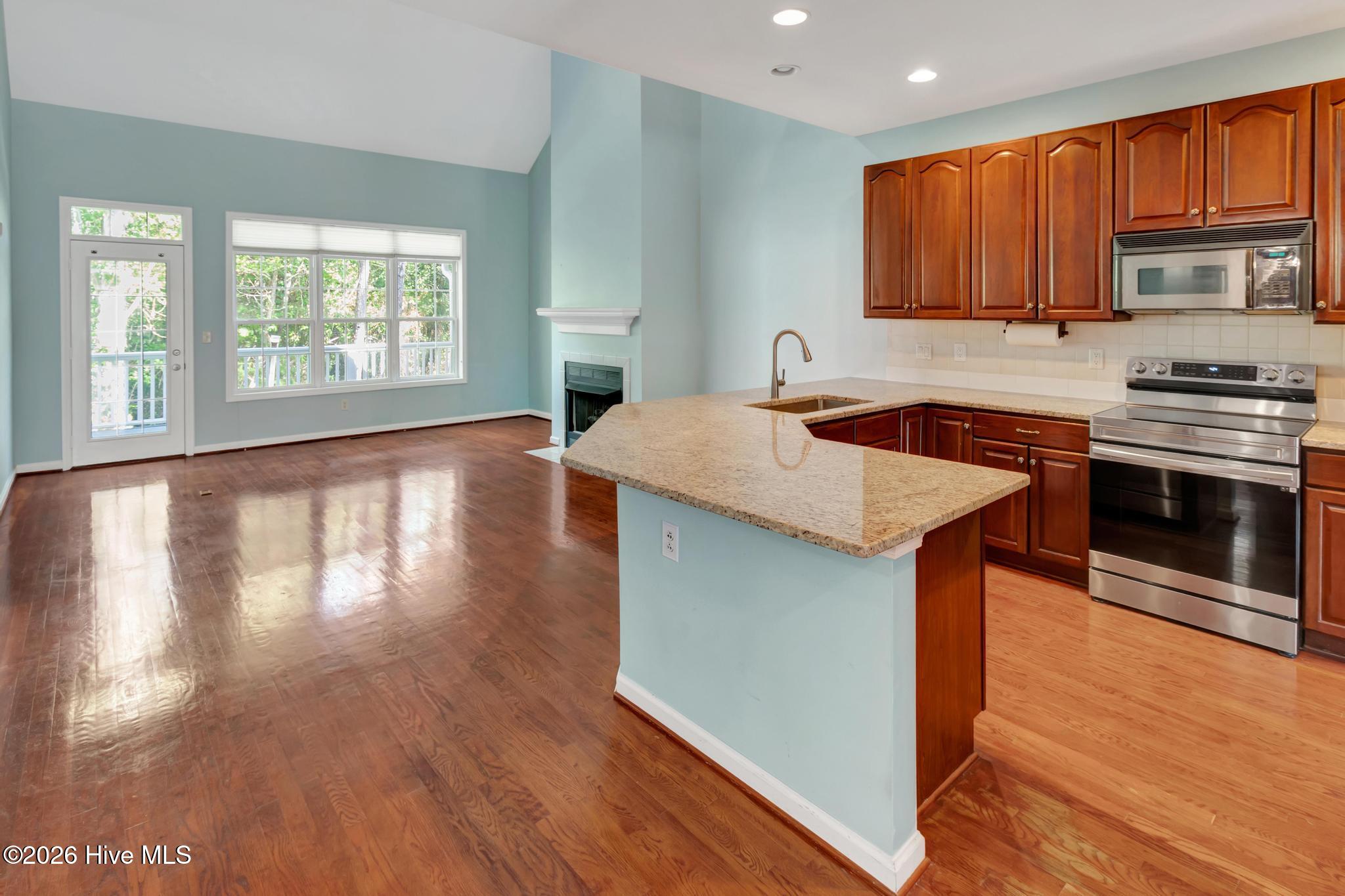 100569347 | Photo 11