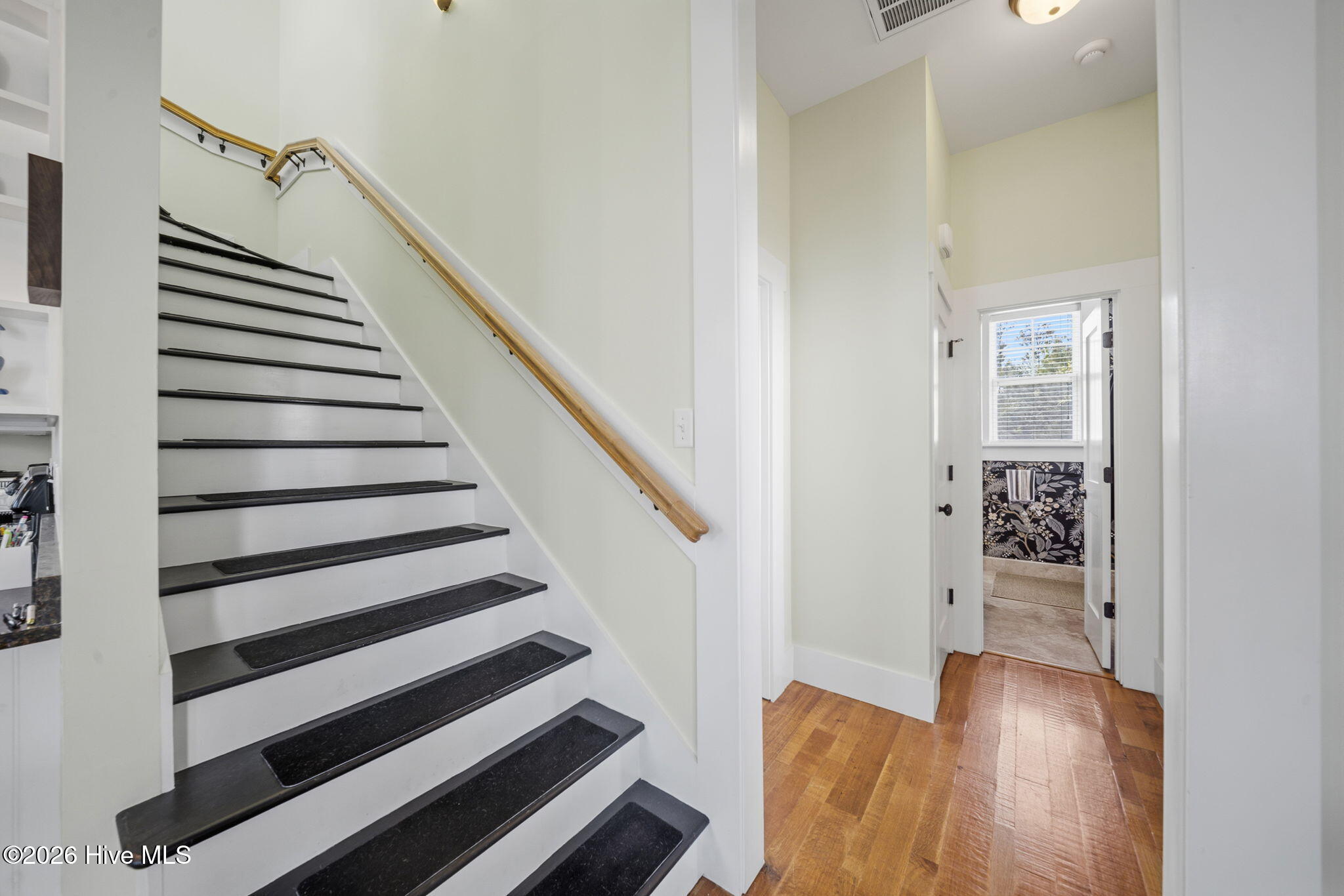 100568047 | Photo 27