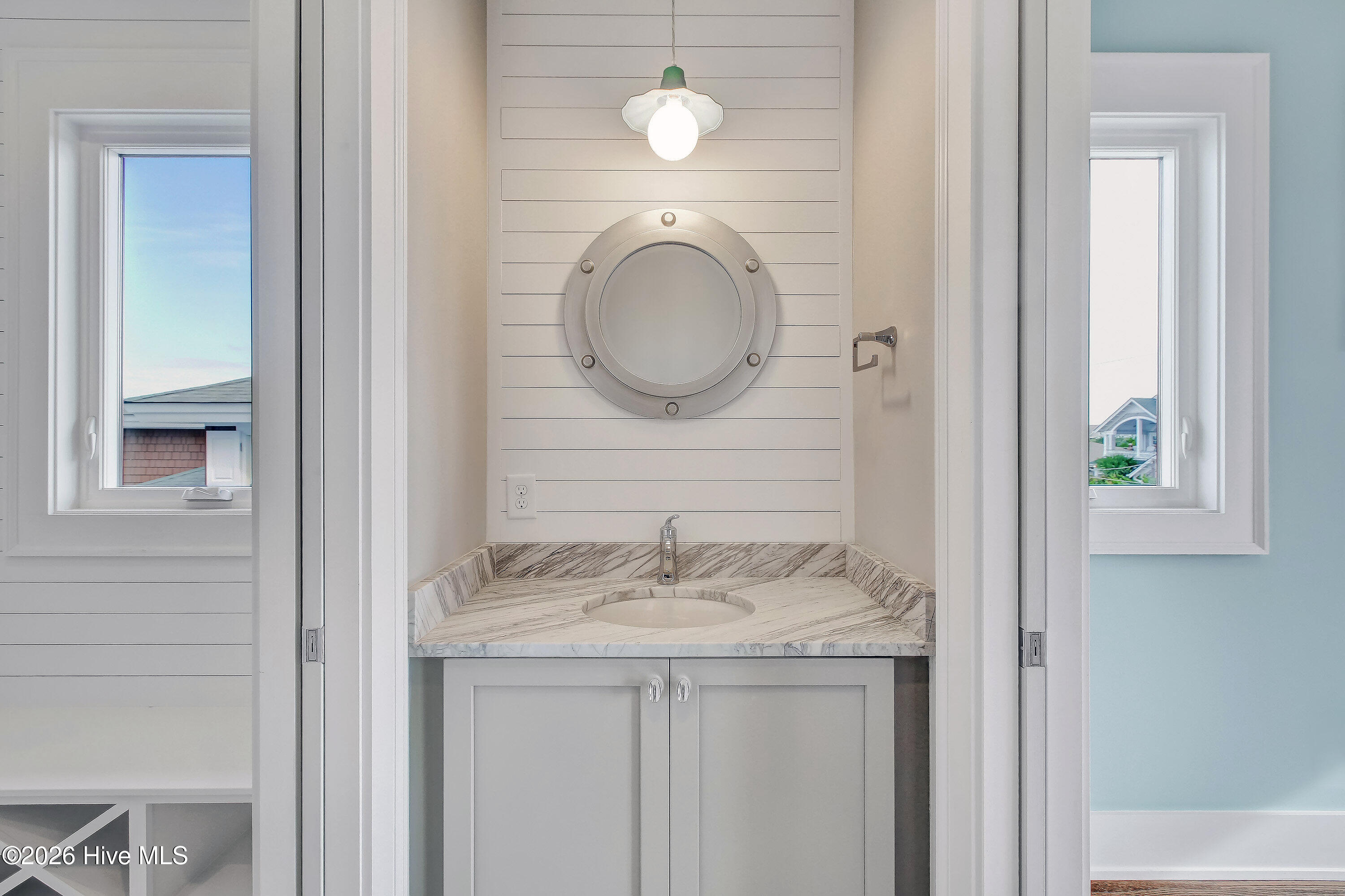 100563584 | Photo 32