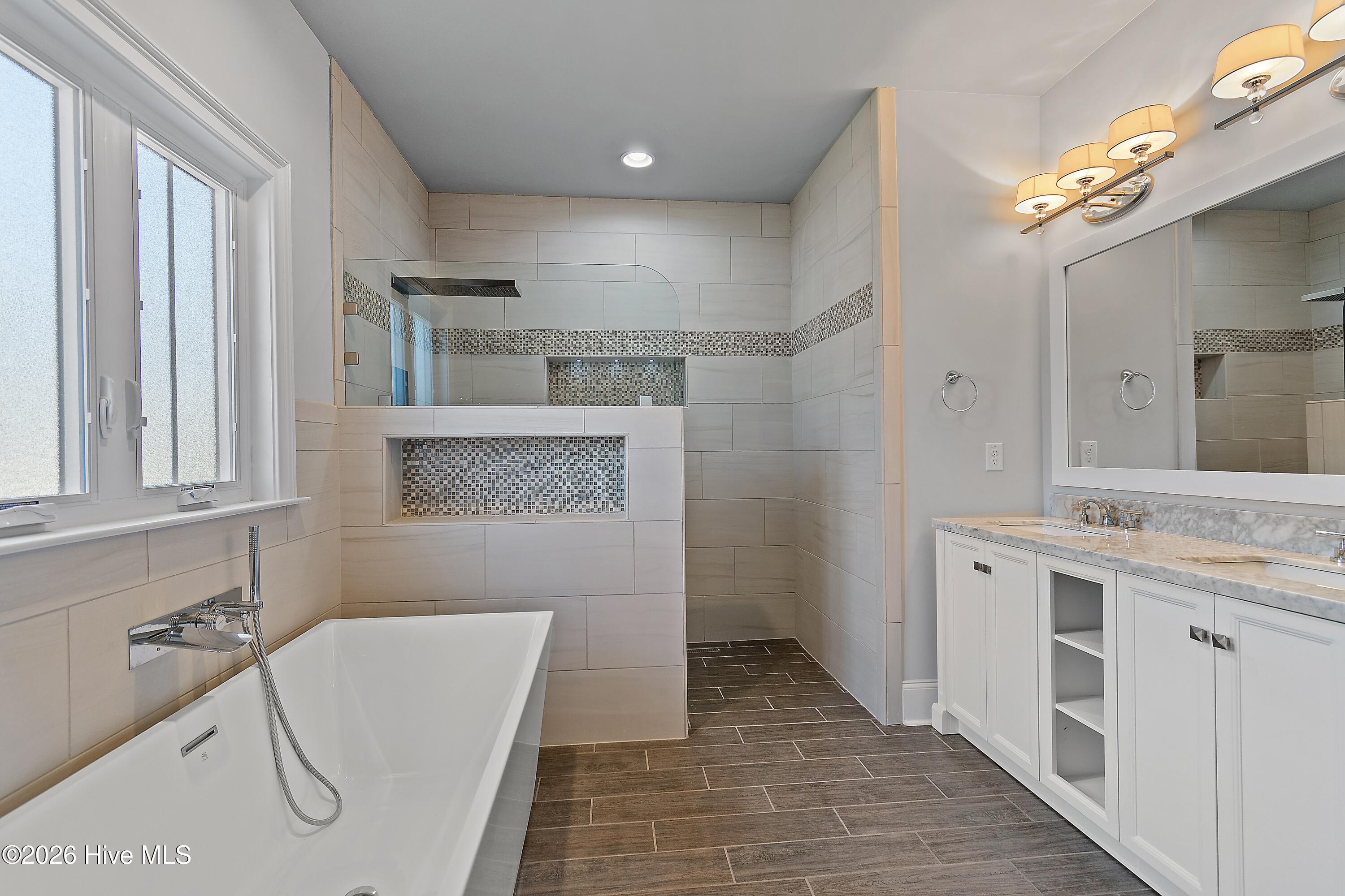 100564386 | Photo 43