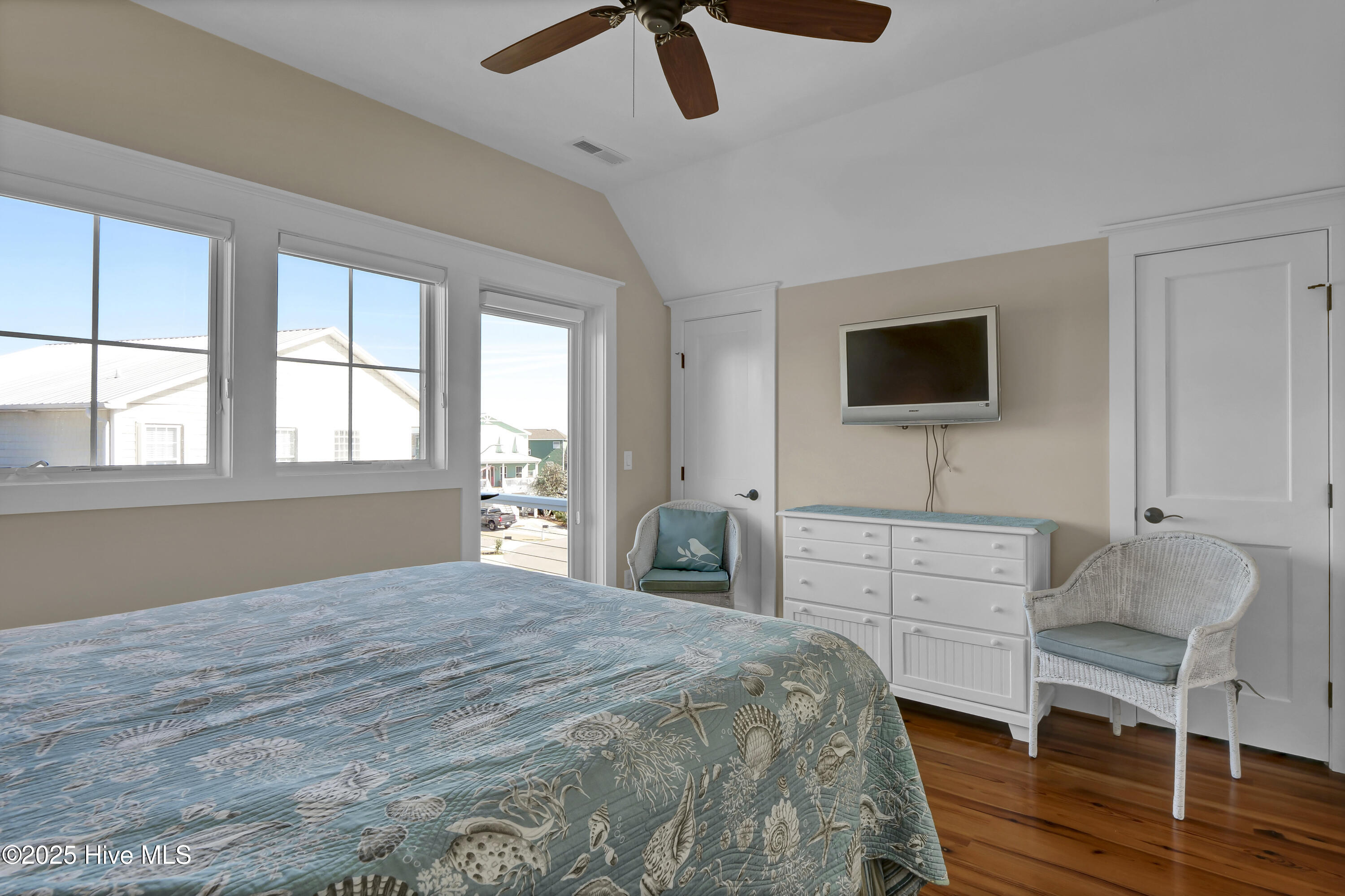 100553290 | Photo 25