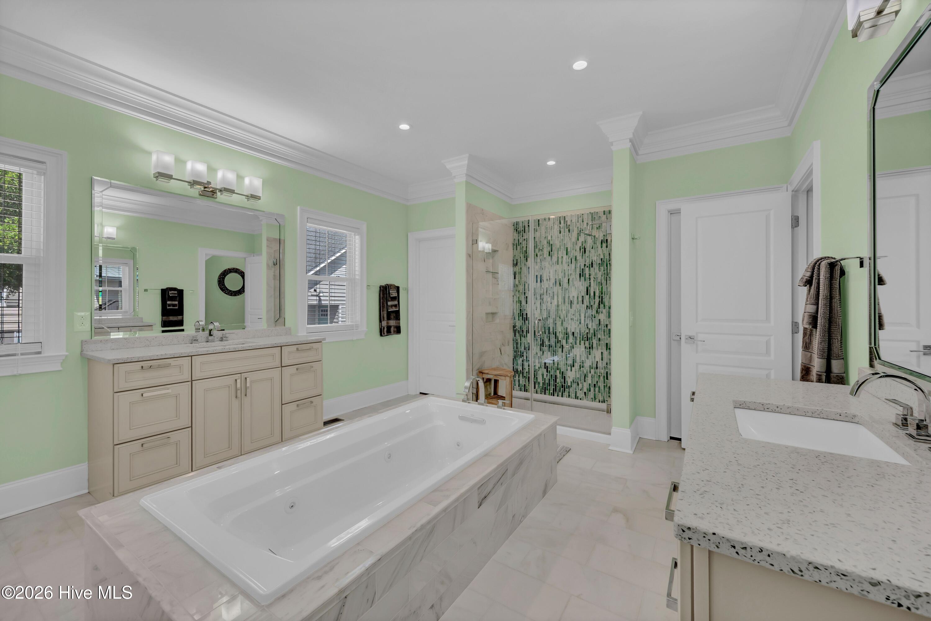 100569369 | Photo 33